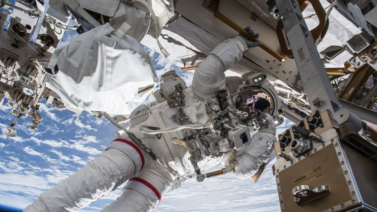 Robot Blanc et Rouge Sur la Neige Blanche Pendant la Journée. Wallpaper in 1280x720 Resolution