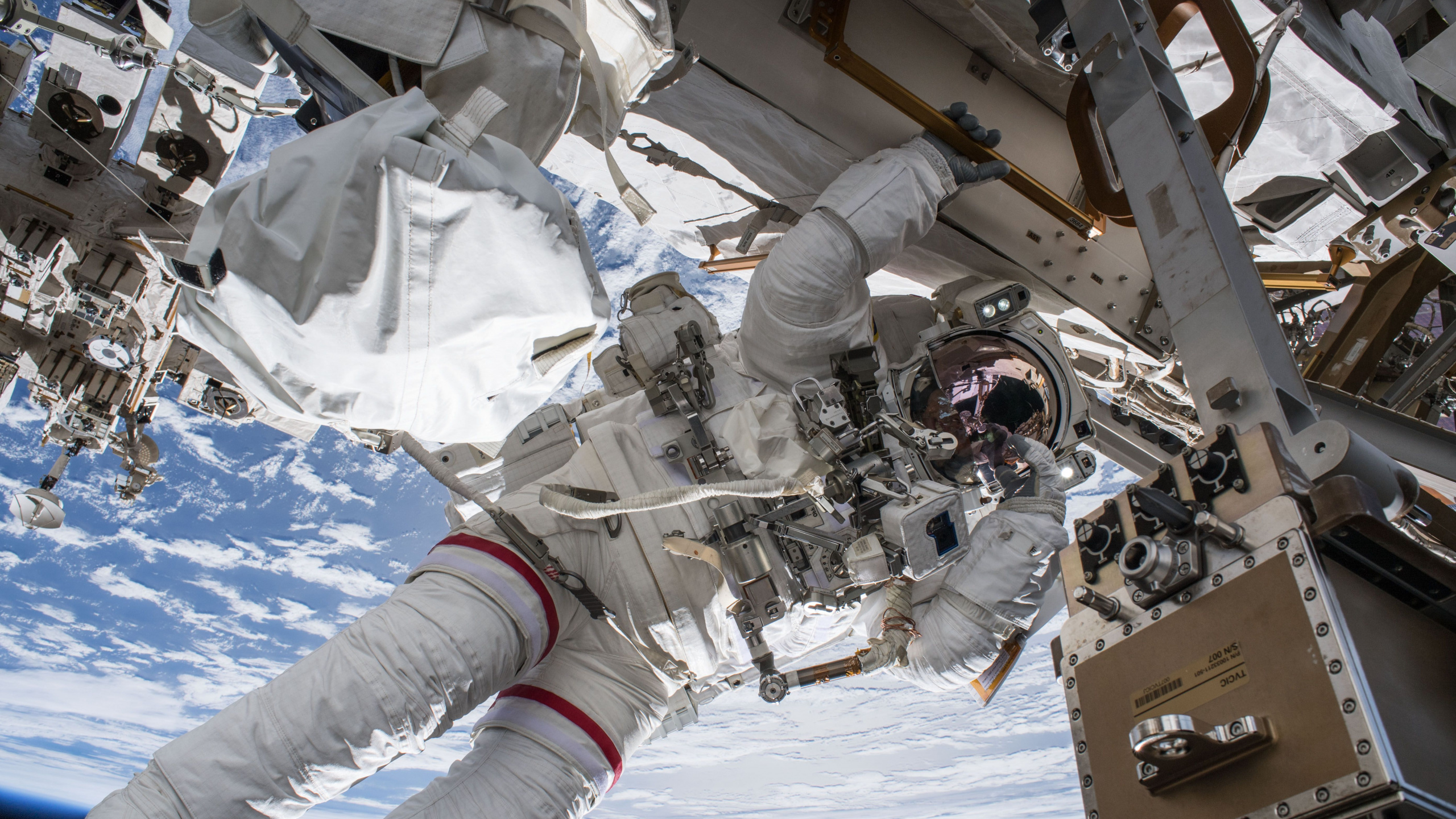 Robot Blanc et Rouge Sur la Neige Blanche Pendant la Journée. Wallpaper in 2560x1440 Resolution