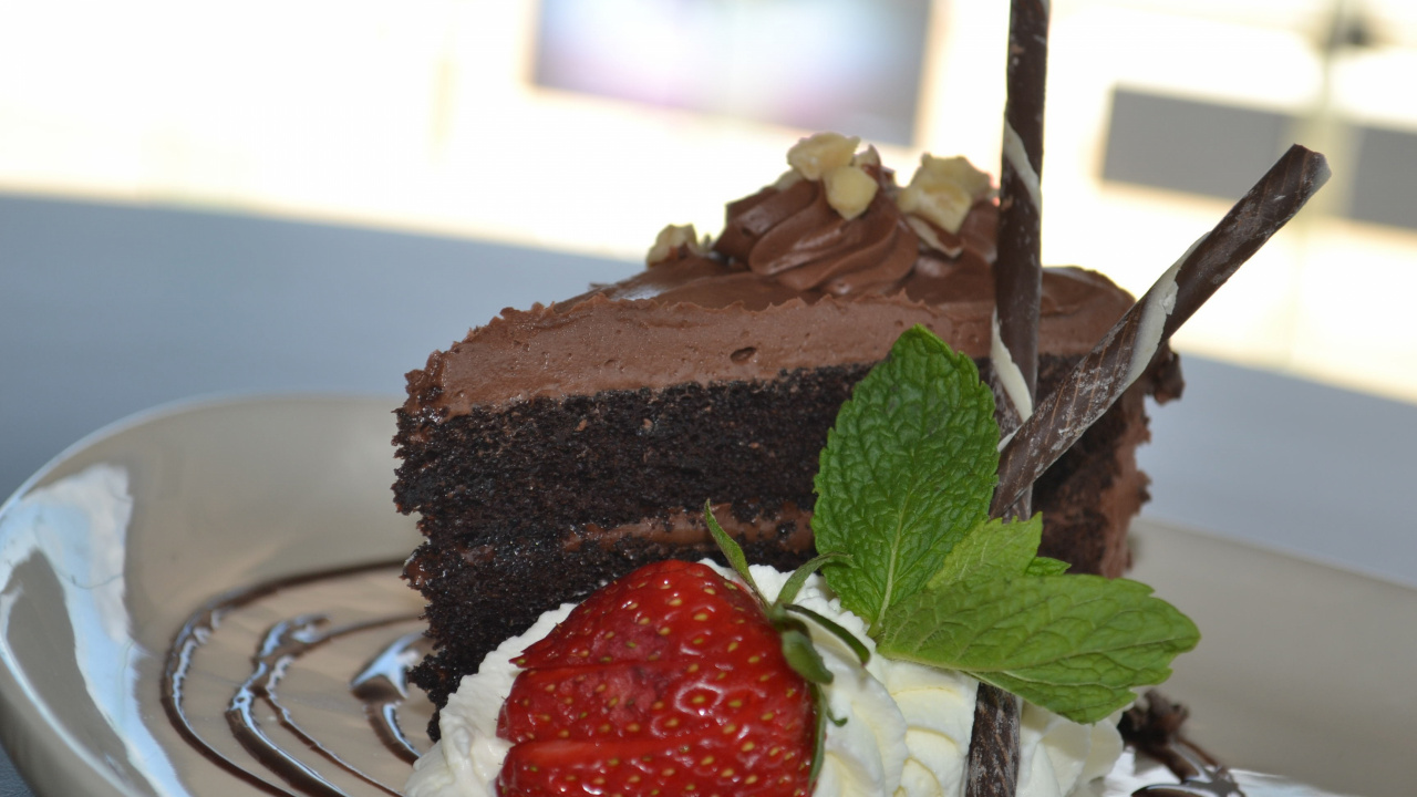 Chocolate Cake With Strawberry on White Ceramic Plate. Wallpaper in 1280x720 Resolution