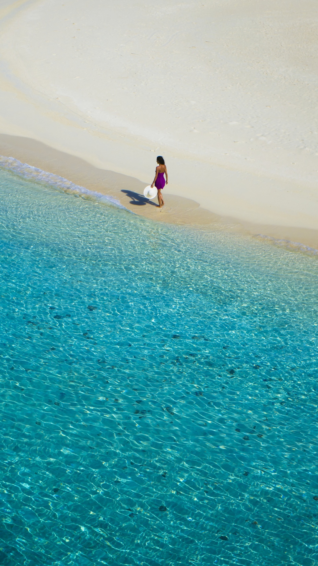 Gente Caminando en la Playa Durante el Día. Wallpaper in 1080x1920 Resolution