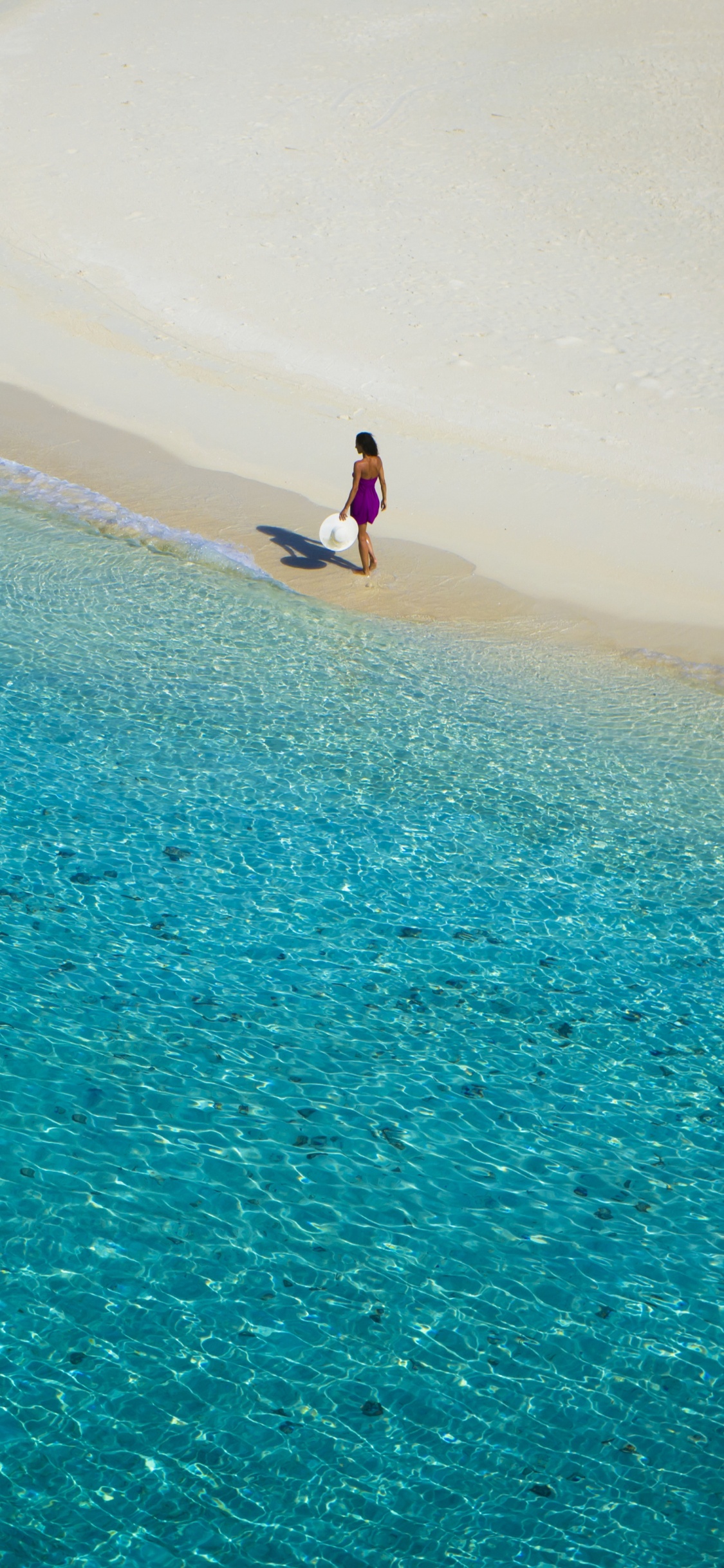 Gente Caminando en la Playa Durante el Día. Wallpaper in 1125x2436 Resolution