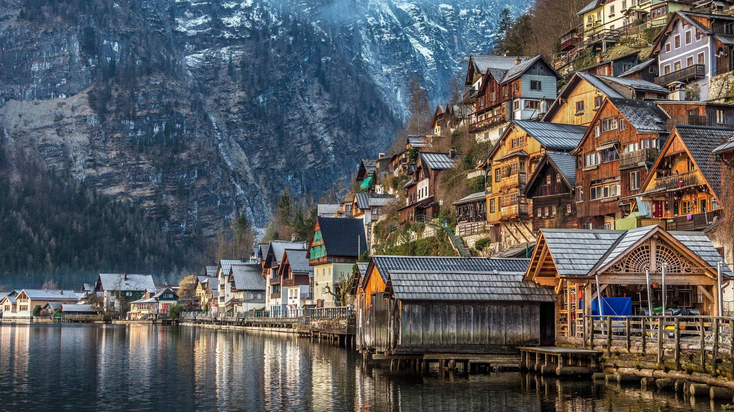 Casas Marrones y Blancas Junto al Río Durante el Día.. Wallpaper in 2560x1440 Resolution
