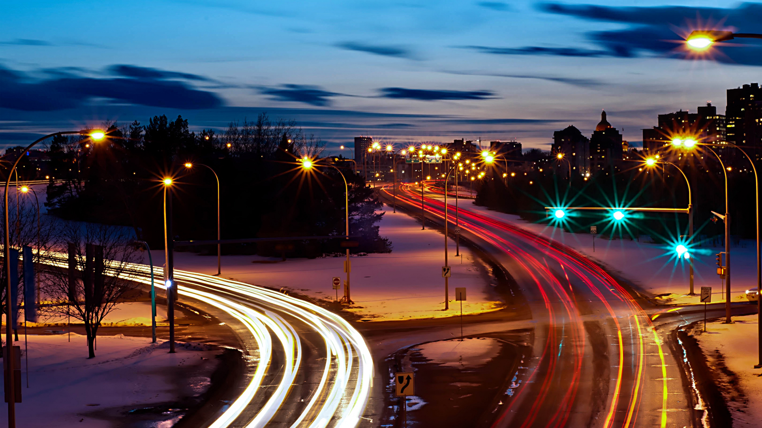Photographie en Accéléré de Voitures Sur la Route Pendant la Nuit. Wallpaper in 2560x1440 Resolution
