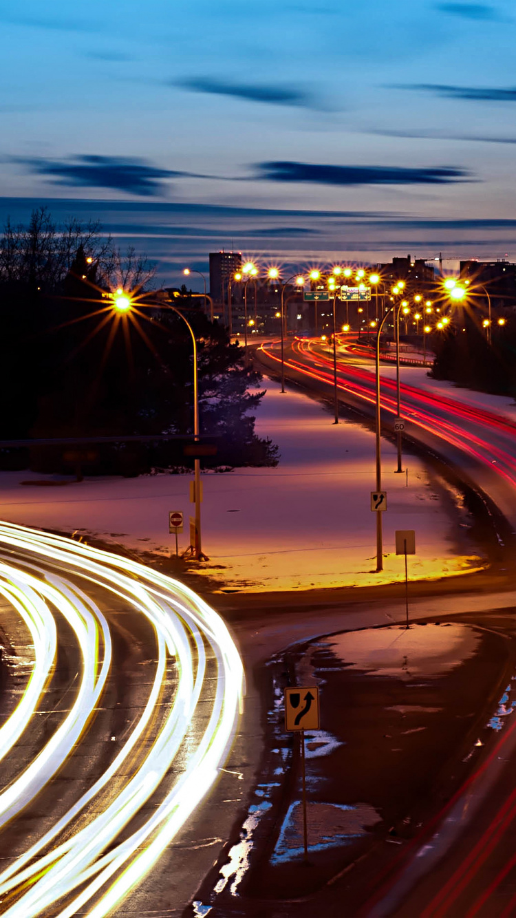 Photographie en Accéléré de Voitures Sur la Route Pendant la Nuit. Wallpaper in 750x1334 Resolution