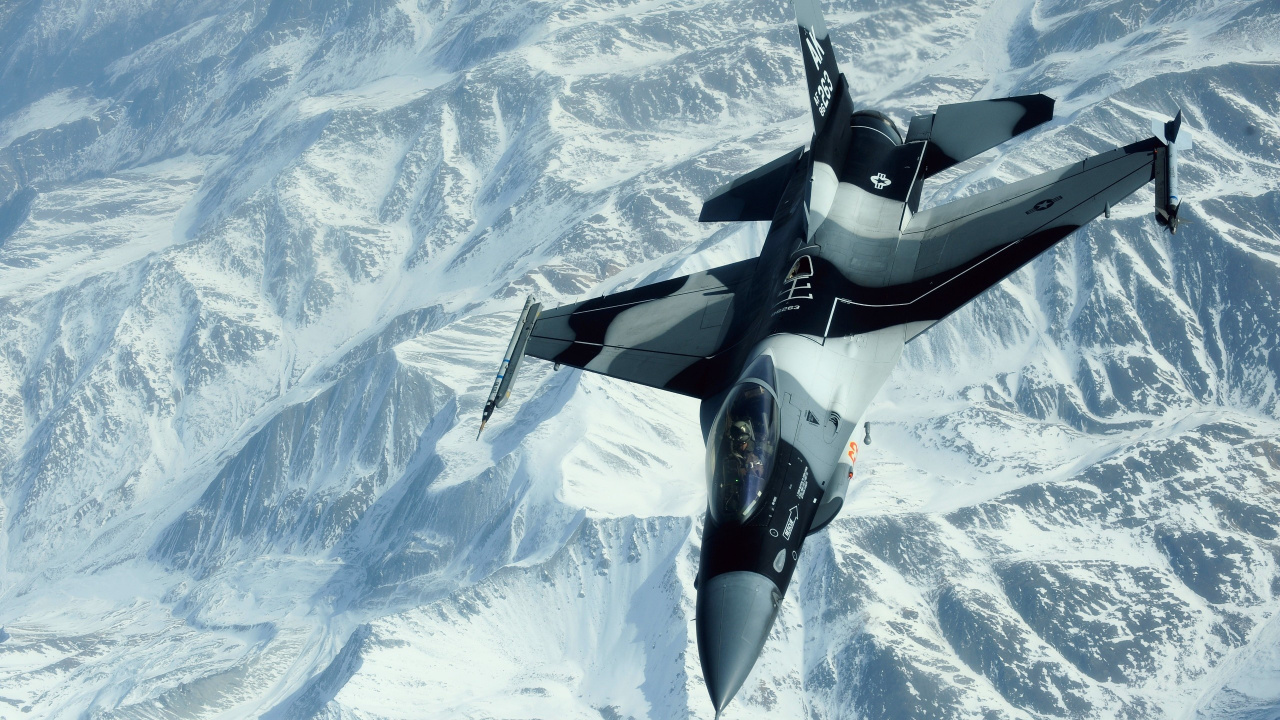 Avión a Reacción en Blanco y Negro Sobrevolando Montañas Cubiertas de Nieve Durante el Día. Wallpaper in 1280x720 Resolution