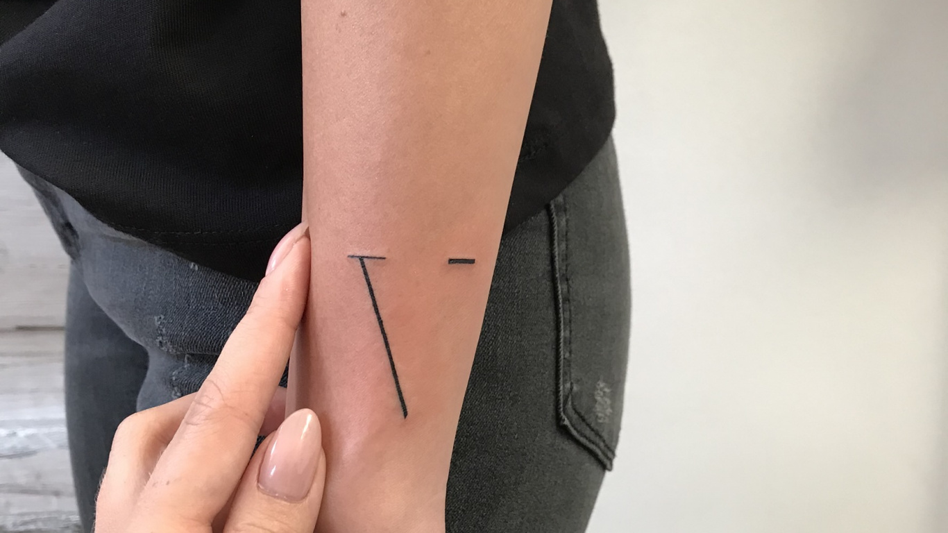 Shoulder, Finger, Skin, Sleeve, Joint. Wallpaper in 1366x768 Resolution