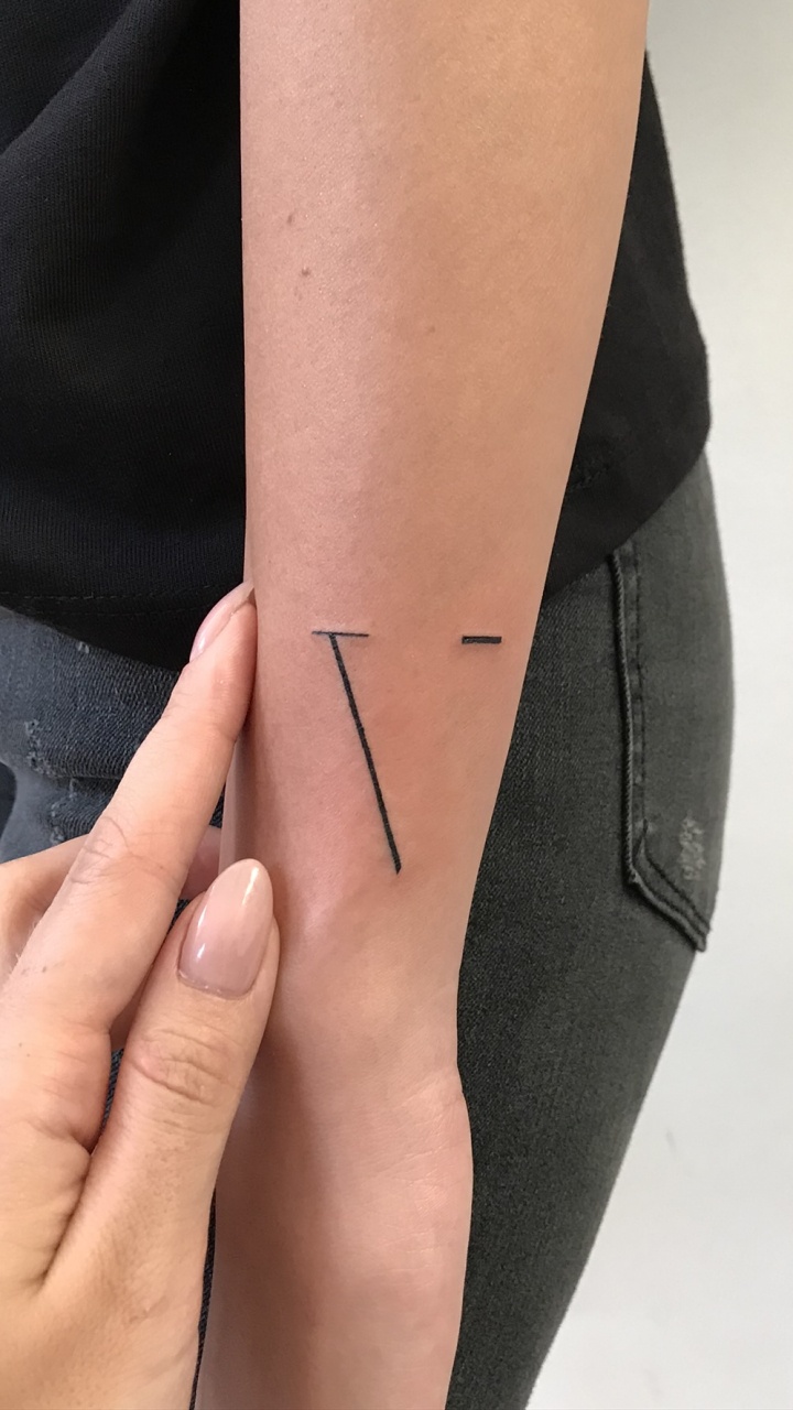 Shoulder, Finger, Skin, Sleeve, Joint. Wallpaper in 720x1280 Resolution