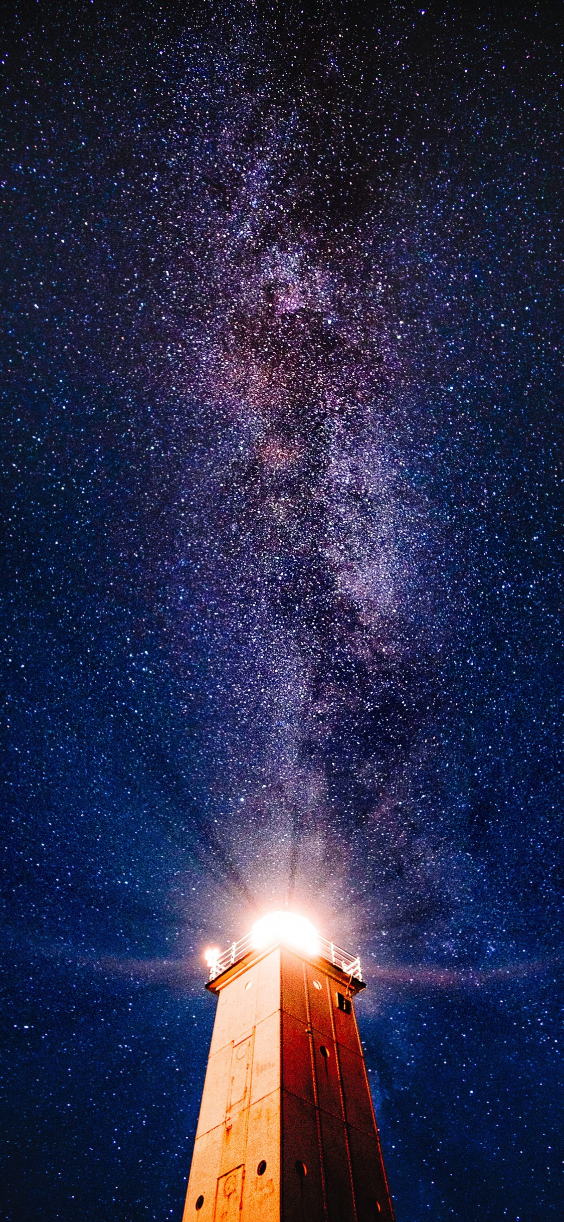 Maison en Bois Brune Sous la Nuit Étoilée. Wallpaper in 1125x2436 Resolution