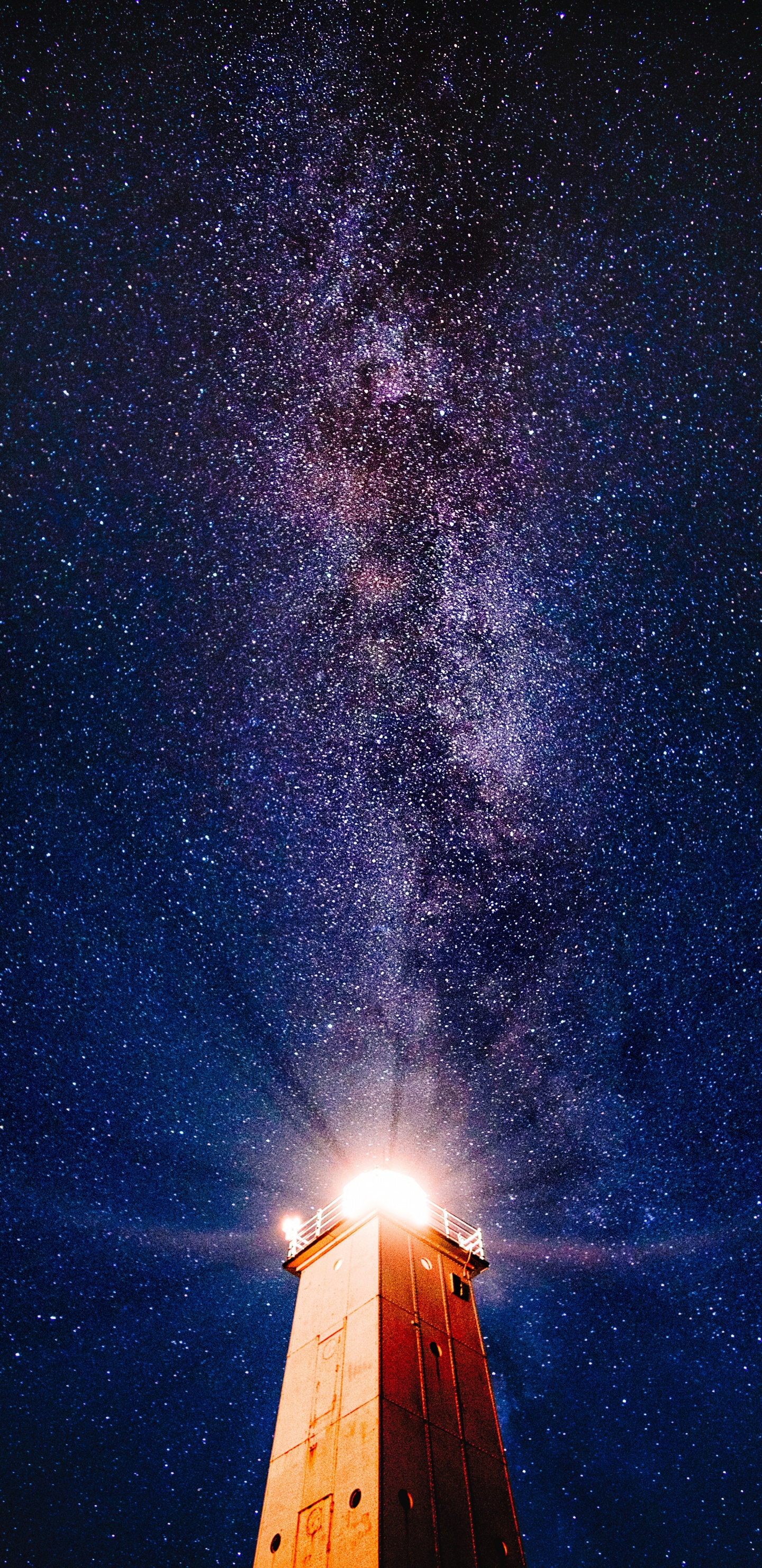 Maison en Bois Brune Sous la Nuit Étoilée. Wallpaper in 1440x2960 Resolution