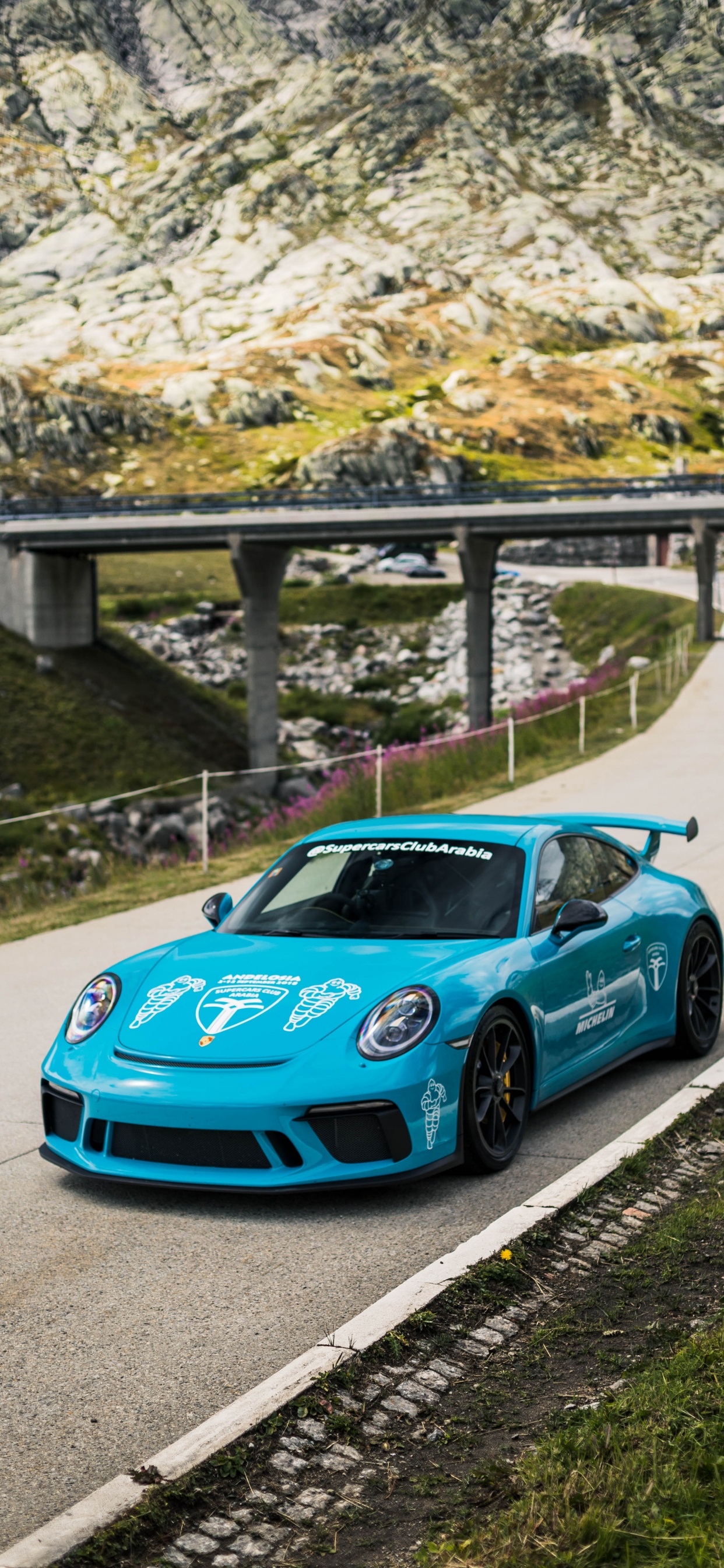 Blauer Porsche 911 Tagsüber Unterwegs. Wallpaper in 1242x2688 Resolution