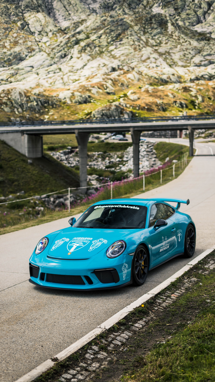 Blauer Porsche 911 Tagsüber Unterwegs. Wallpaper in 750x1334 Resolution