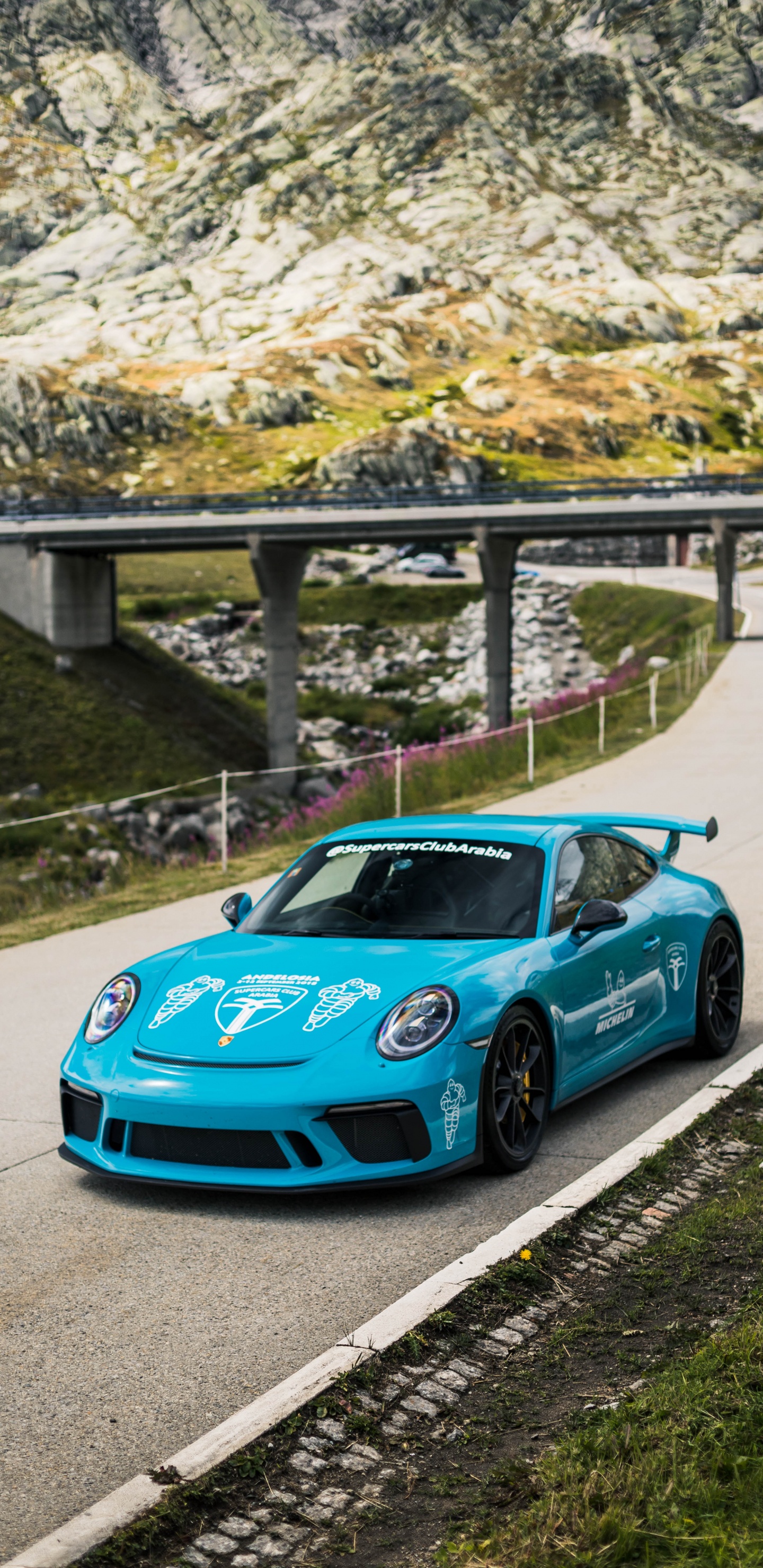 Porsche 911 Bleue Sur Route Pendant la Journée. Wallpaper in 1440x2960 Resolution