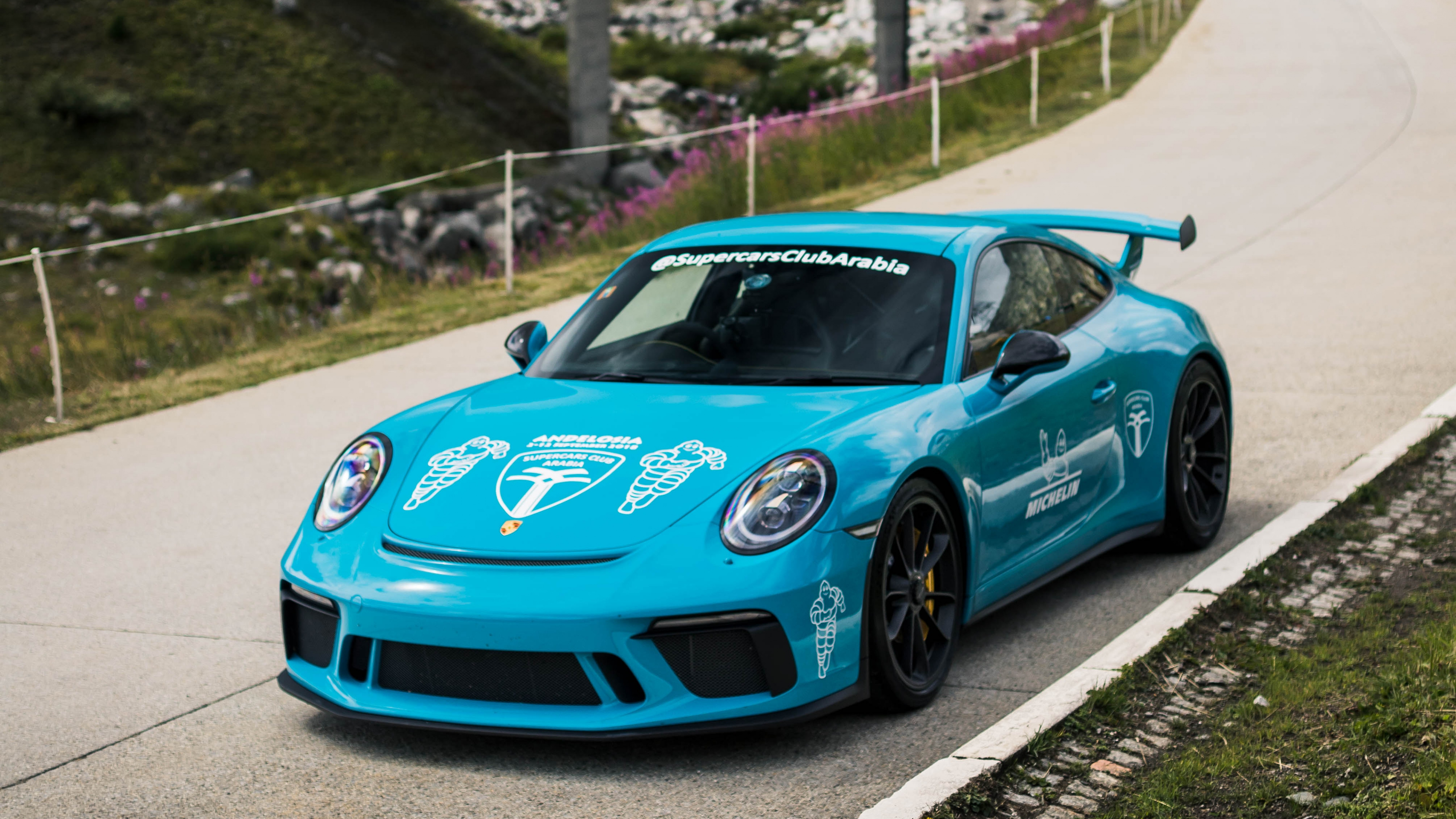 Porsche 911 Bleue Sur Route Pendant la Journée. Wallpaper in 3840x2160 Resolution