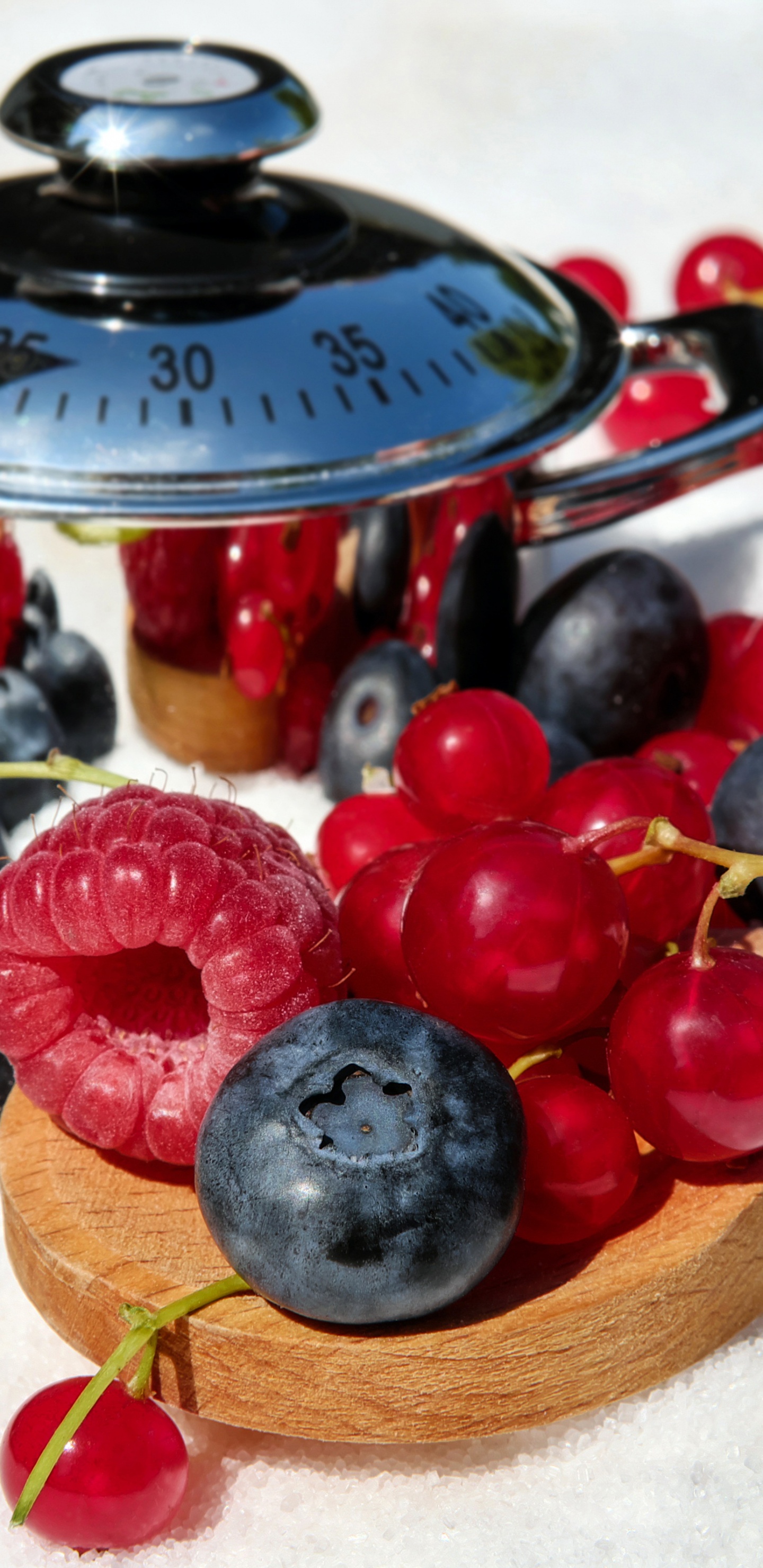 Bayas Negras en Cuchara de Madera Marrón. Wallpaper in 1440x2960 Resolution