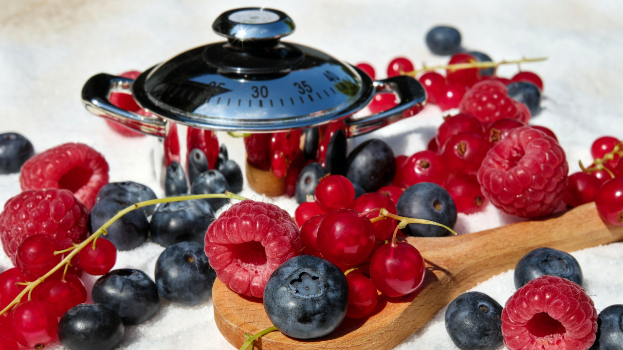 Black Berries on Brown Wooden Spoon. Wallpaper in 1280x720 Resolution