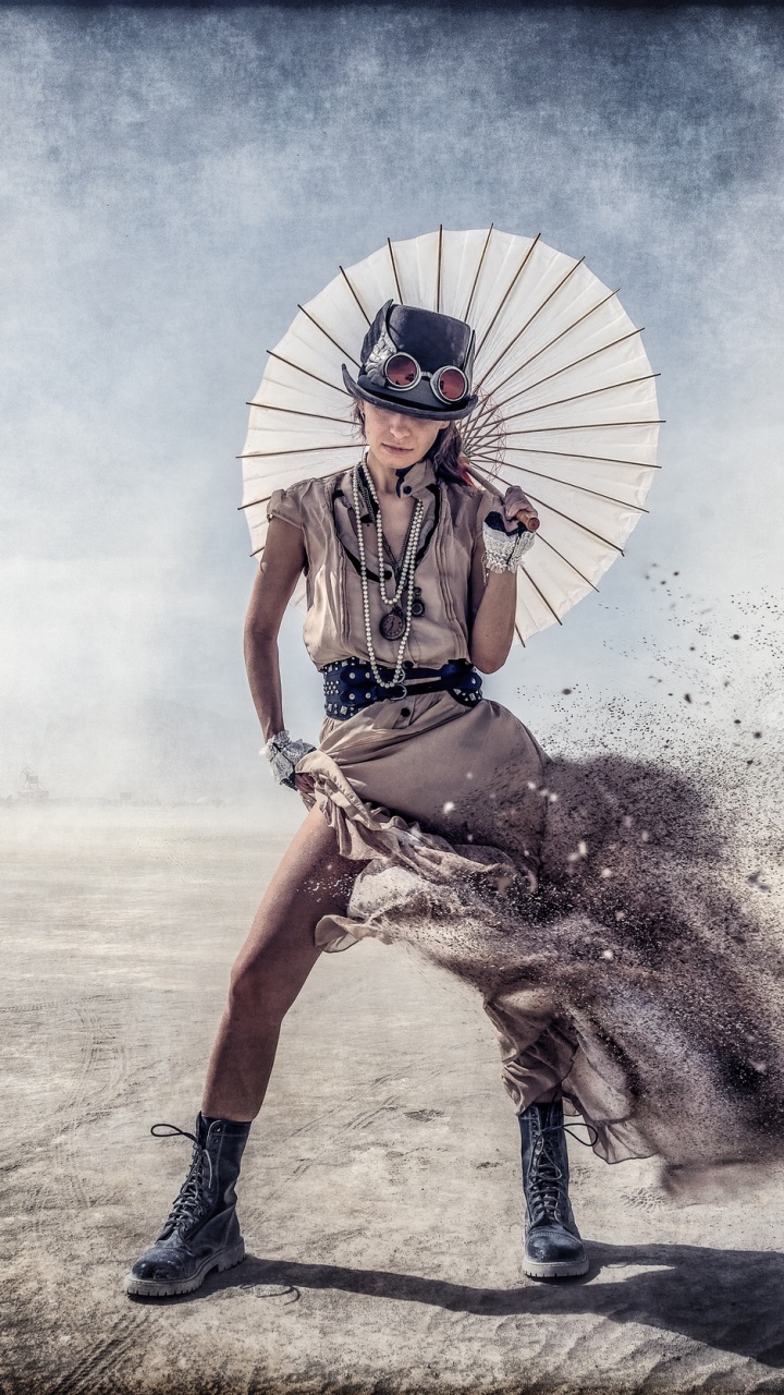 Femme en Robe Marron et Noire Tenant un Parapluie Blanc. Wallpaper in 720x1280 Resolution