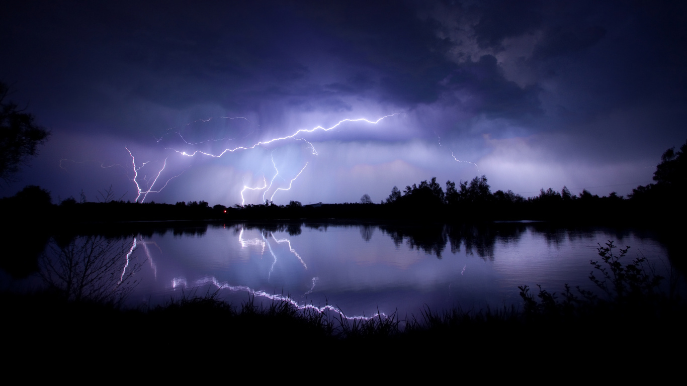 Plan D'eau Sous un Ciel Nuageux Pendant la Nuit. Wallpaper in 1366x768 Resolution