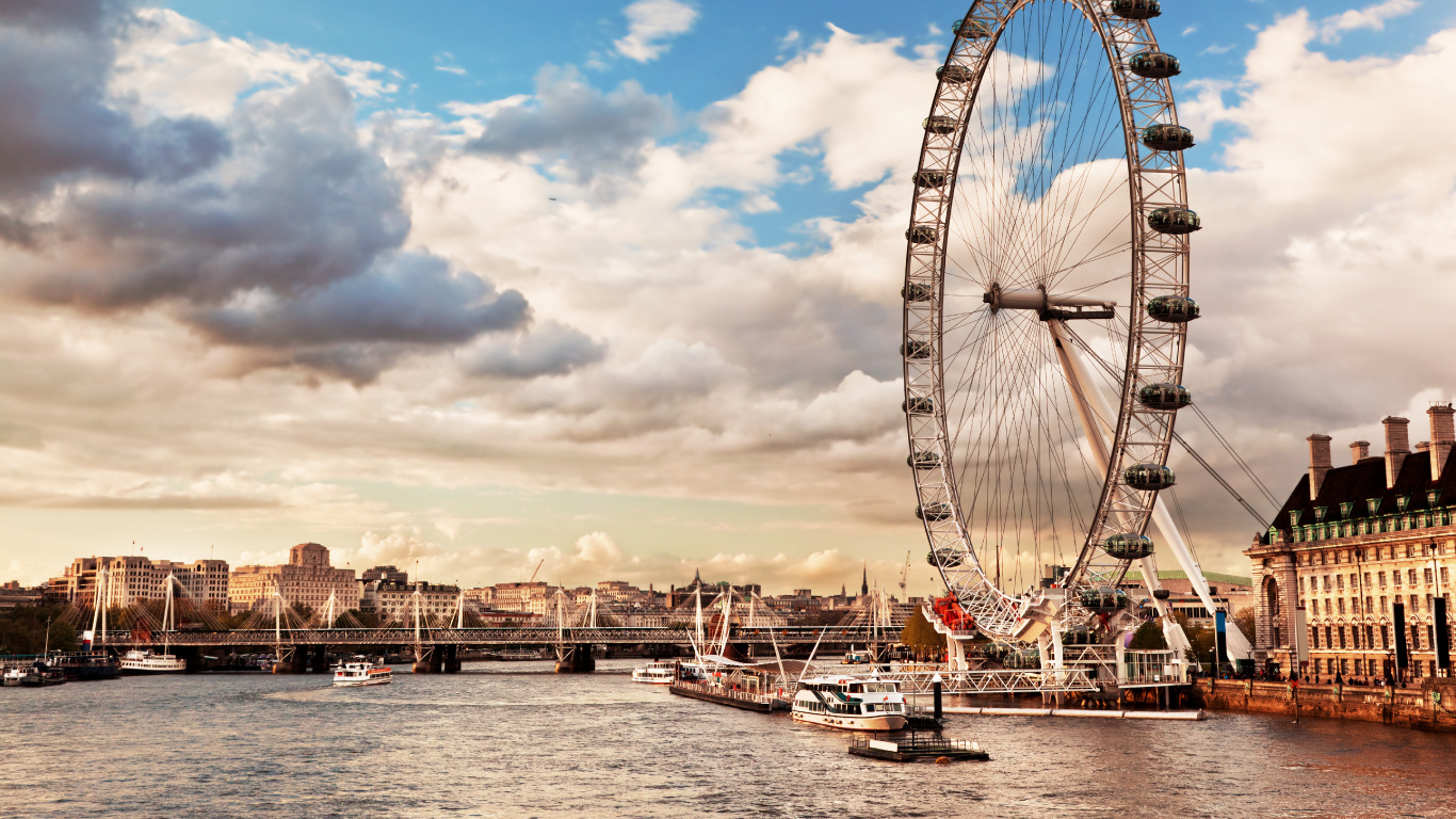 Grande Roue Près du Plan D'eau Pendant la Journée. Wallpaper in 1366x768 Resolution