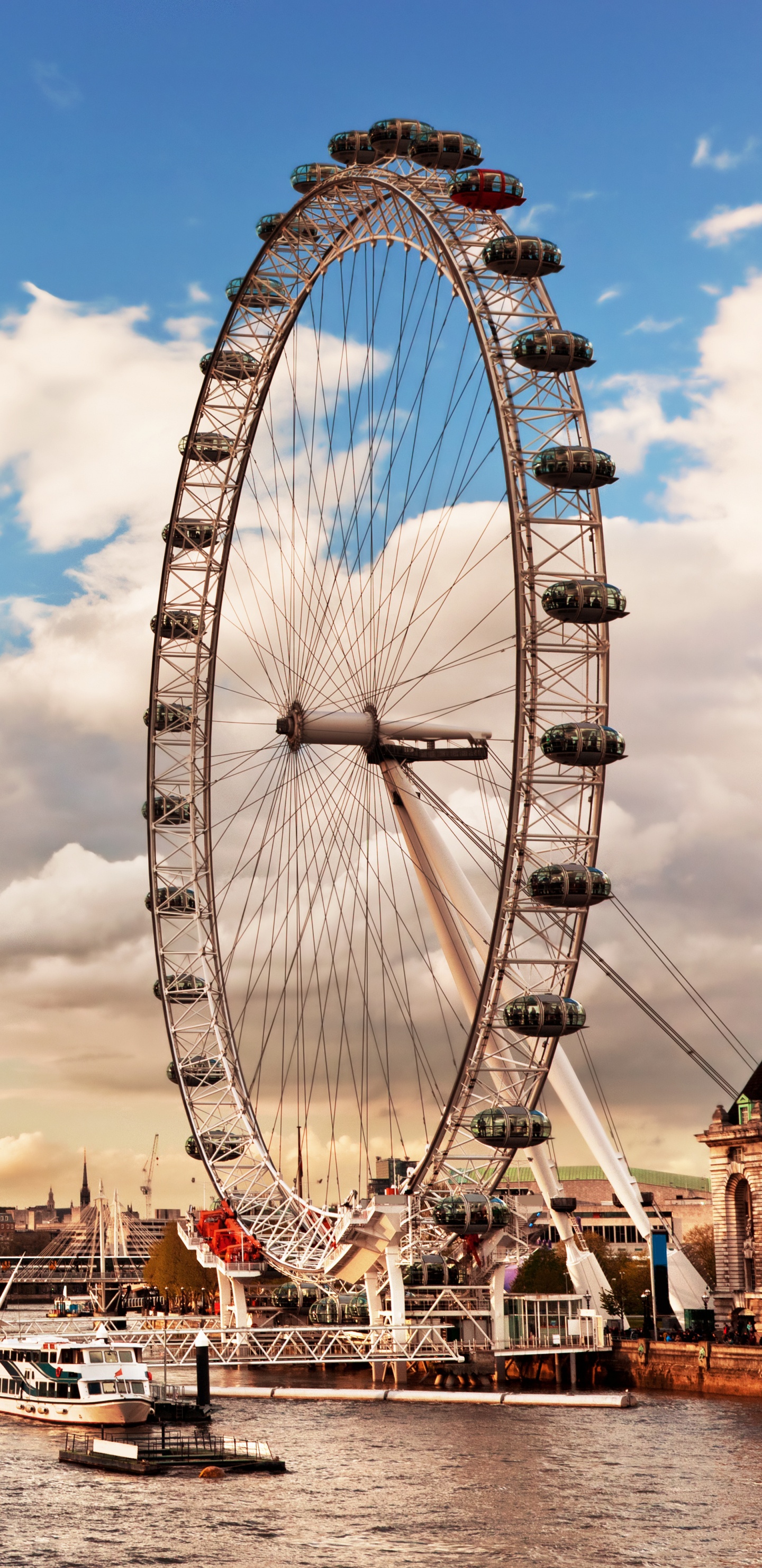 Grande Roue Près du Plan D'eau Pendant la Journée. Wallpaper in 1440x2960 Resolution