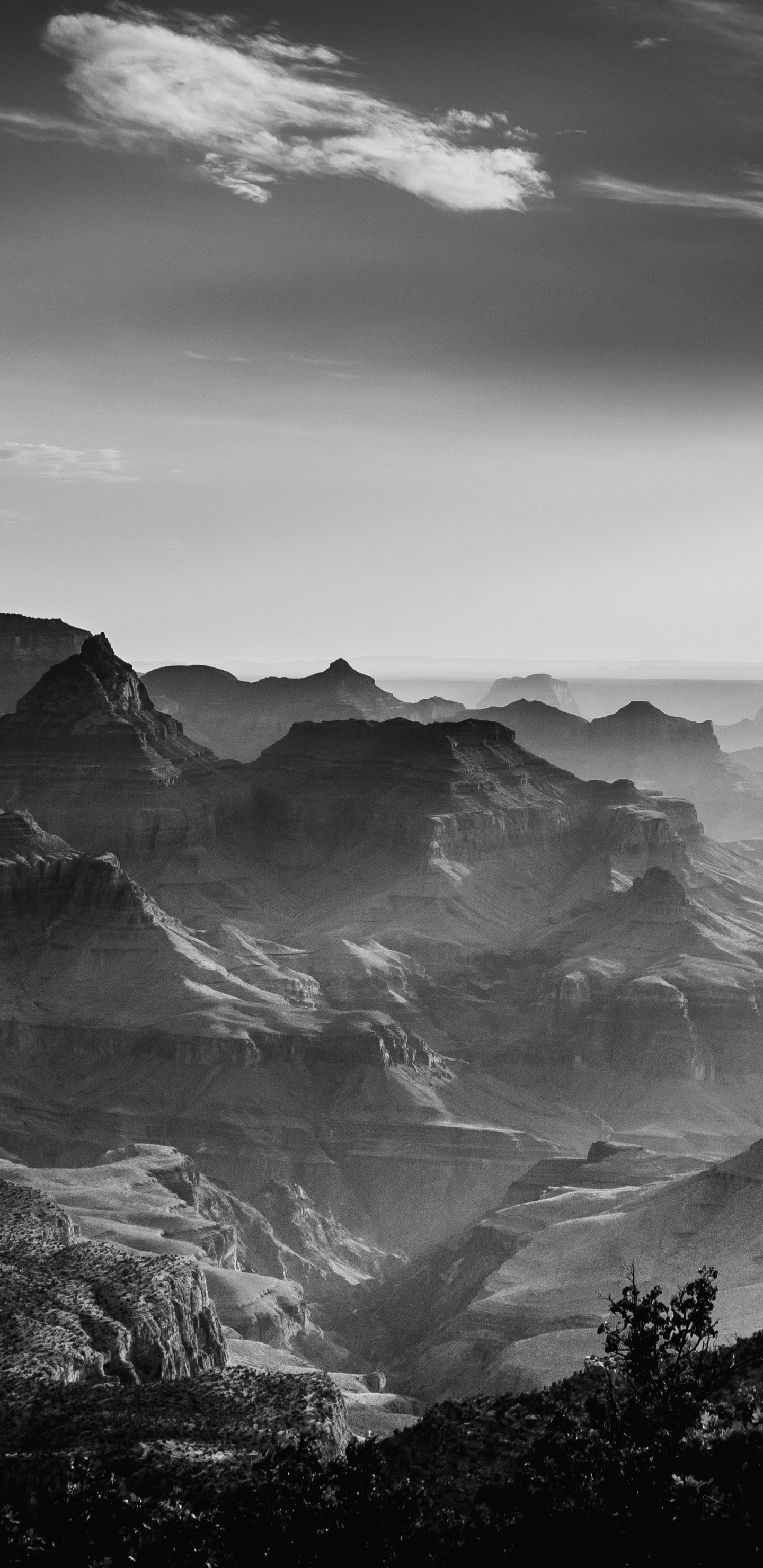 Graustufenfoto Von Bergen Unter Bewölktem Himmel. Wallpaper in 1440x2960 Resolution