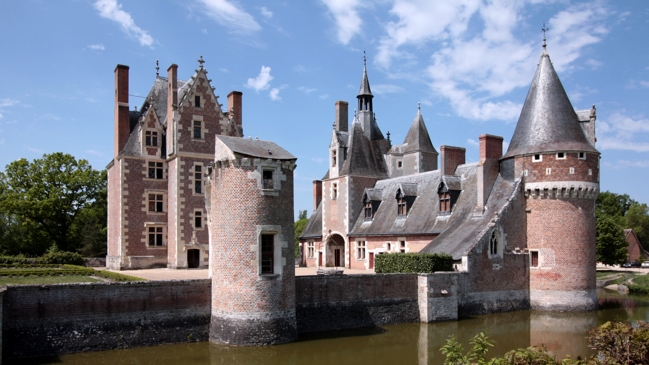 Braunes Und Graues Betonschloss Neben Dem Fluss Unter Blauem Himmel Tagsüber. Wallpaper in 1280x720 Resolution