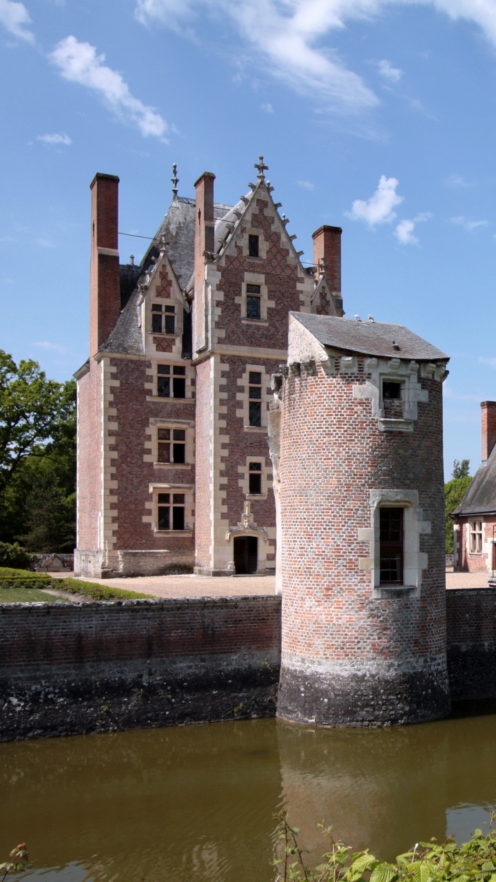 Castillo de Hormigón Marrón y Gris Junto al Río Bajo un Cielo Azul Durante el Día. Wallpaper in 720x1280 Resolution