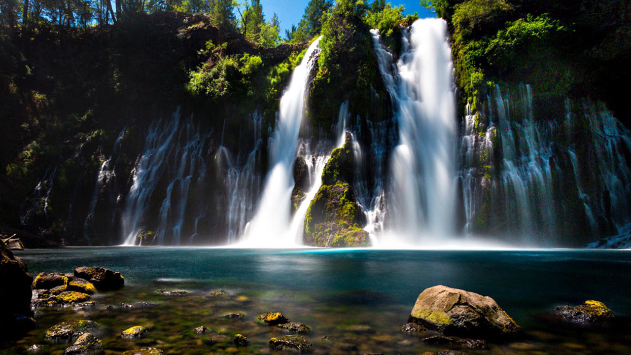 El Agua Cae en la Orilla Rocosa Durante el Día.. Wallpaper in 1280x720 Resolution