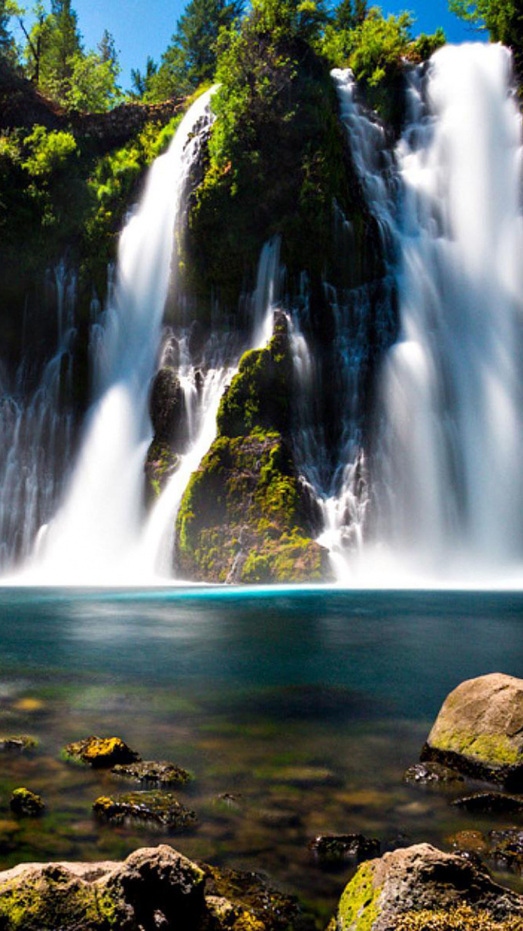 Wasser Fällt Tagsüber Auf Felsiges Ufer. Wallpaper in 750x1334 Resolution