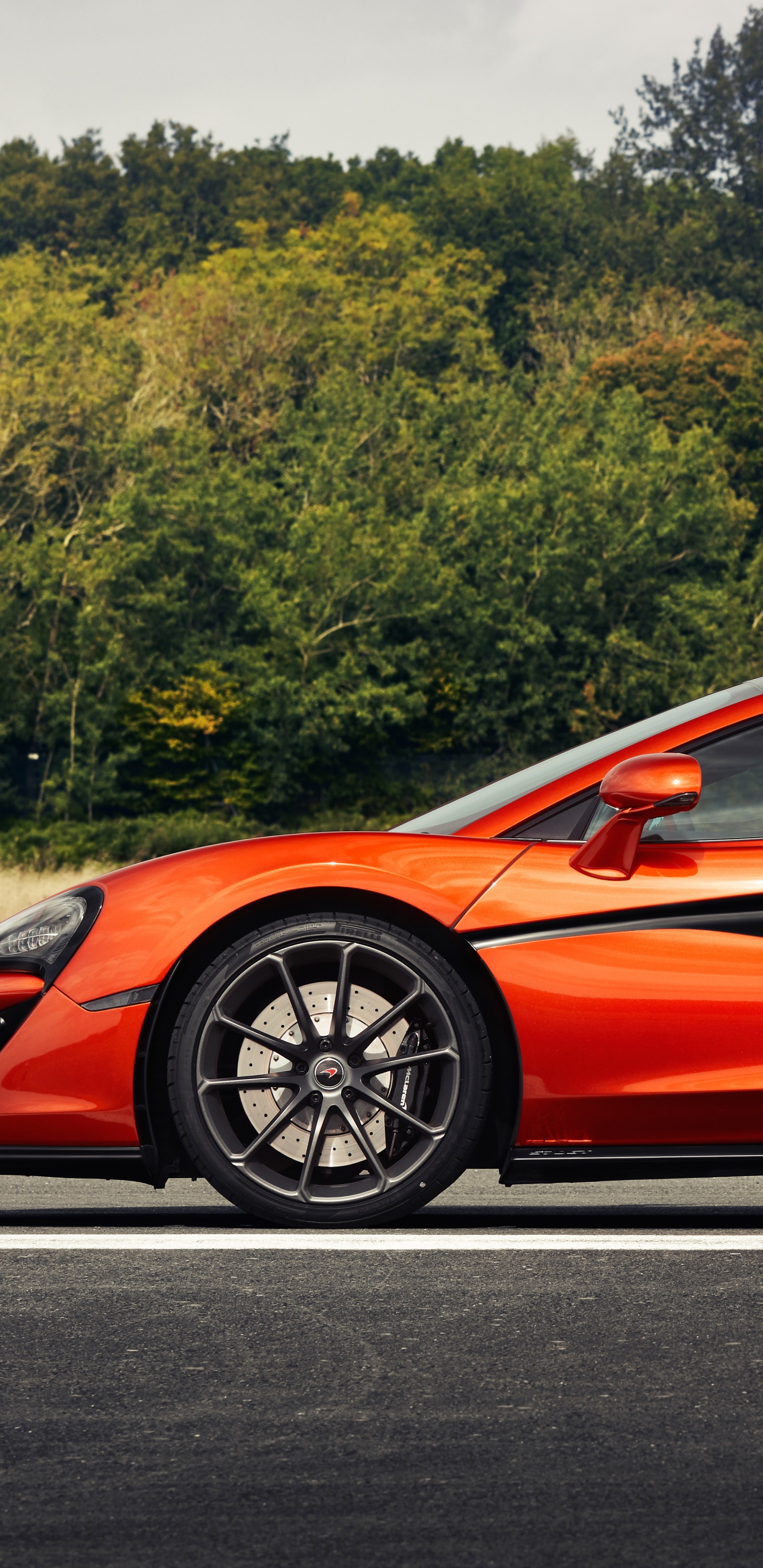 Roter Ferrari 458 Italia Tagsüber Unterwegs. Wallpaper in 1440x2960 Resolution