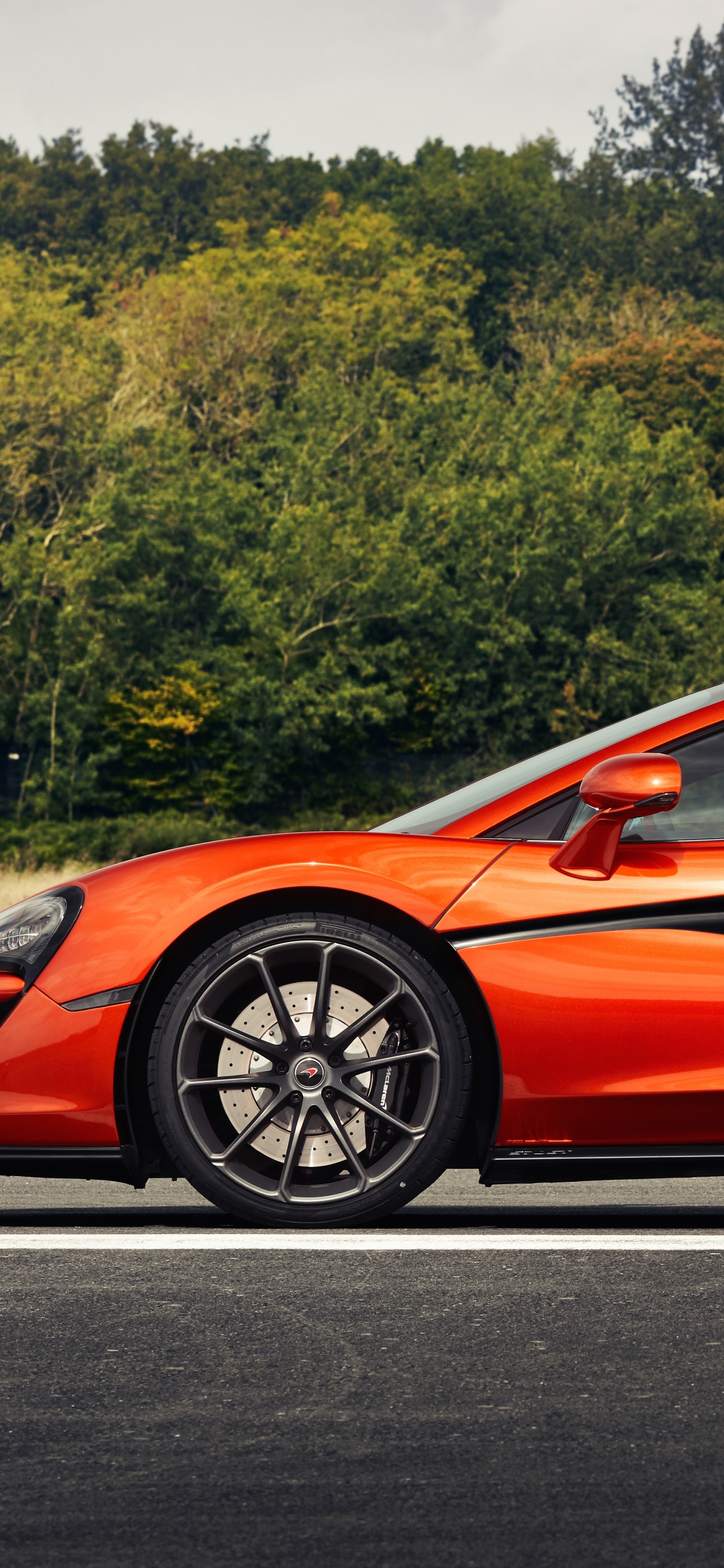 Ferrari Rouge 458 Italia Sur Route Pendant la Journée. Wallpaper in 1125x2436 Resolution