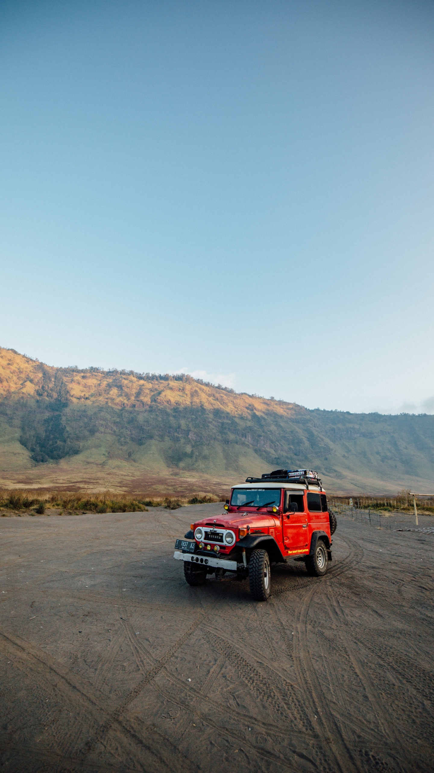 Suv Rouge Sur Champ Brun Pendant la Journée. Wallpaper in 1440x2560 Resolution