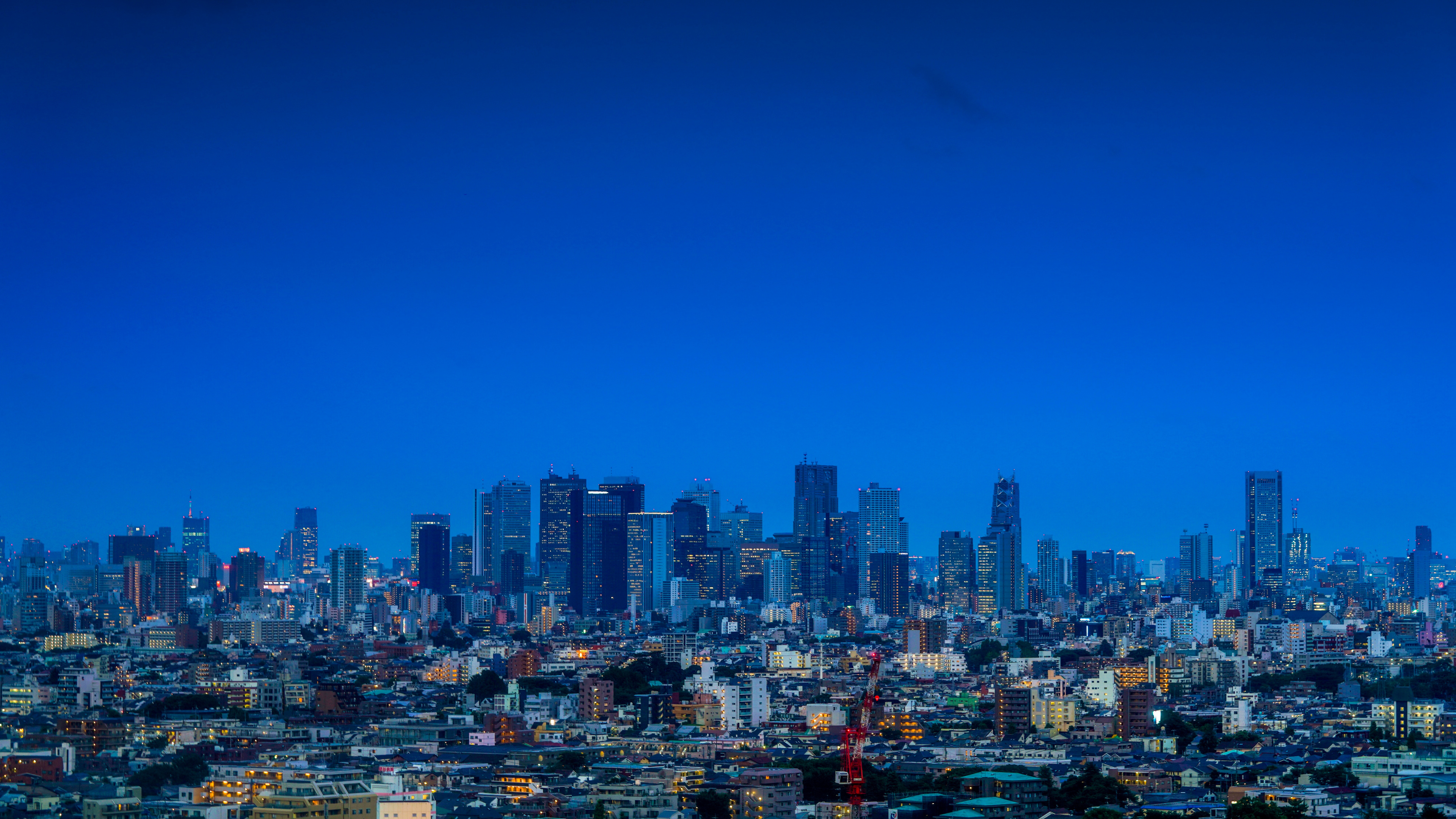 Ciudad Con Edificios de Gran Altura Bajo un Cielo Azul Durante el Día. Wallpaper in 3840x2160 Resolution