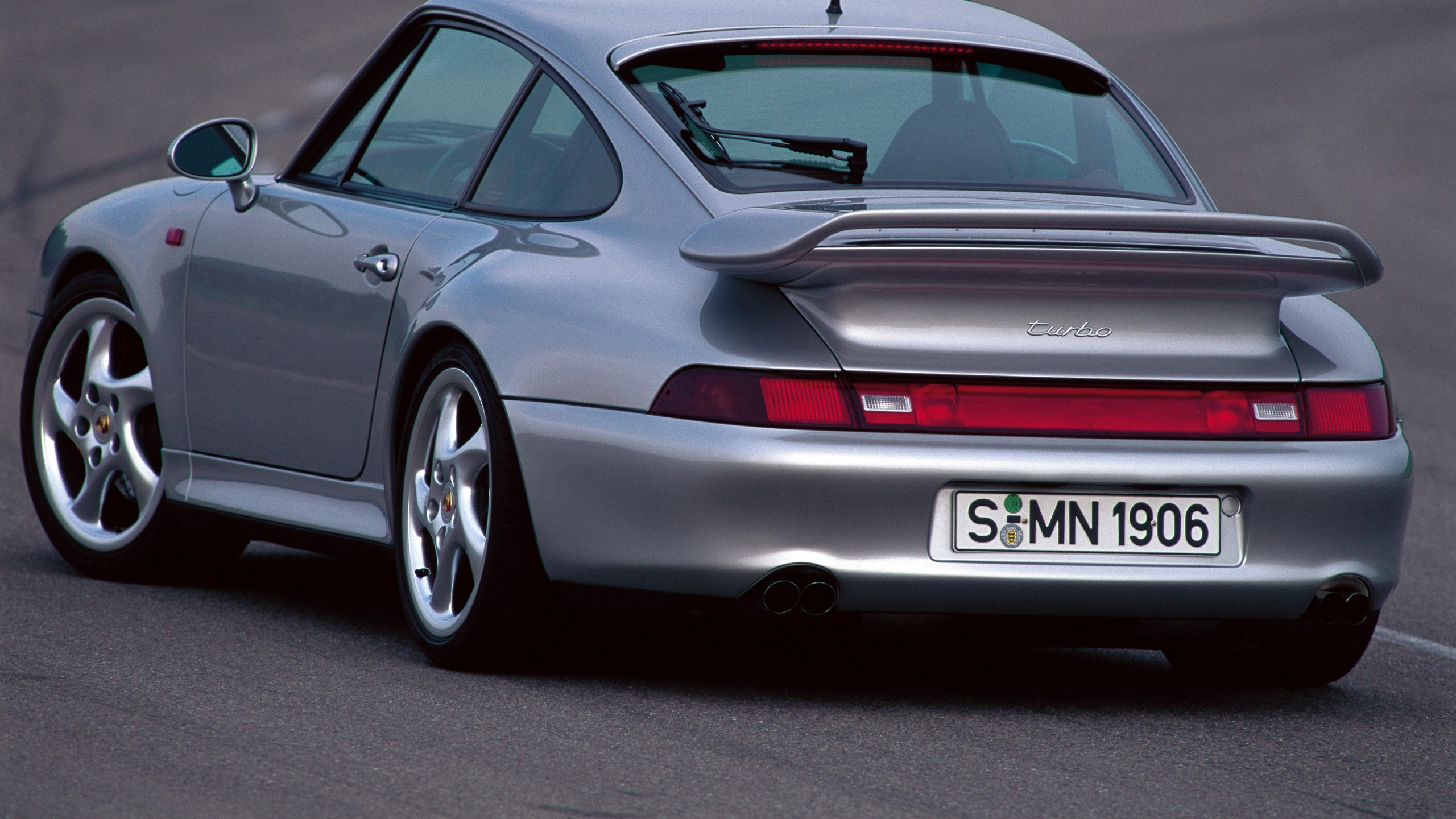 Mercedes Benz Coupé Blanc Sur Route Pendant la Journée. Wallpaper in 2560x1440 Resolution