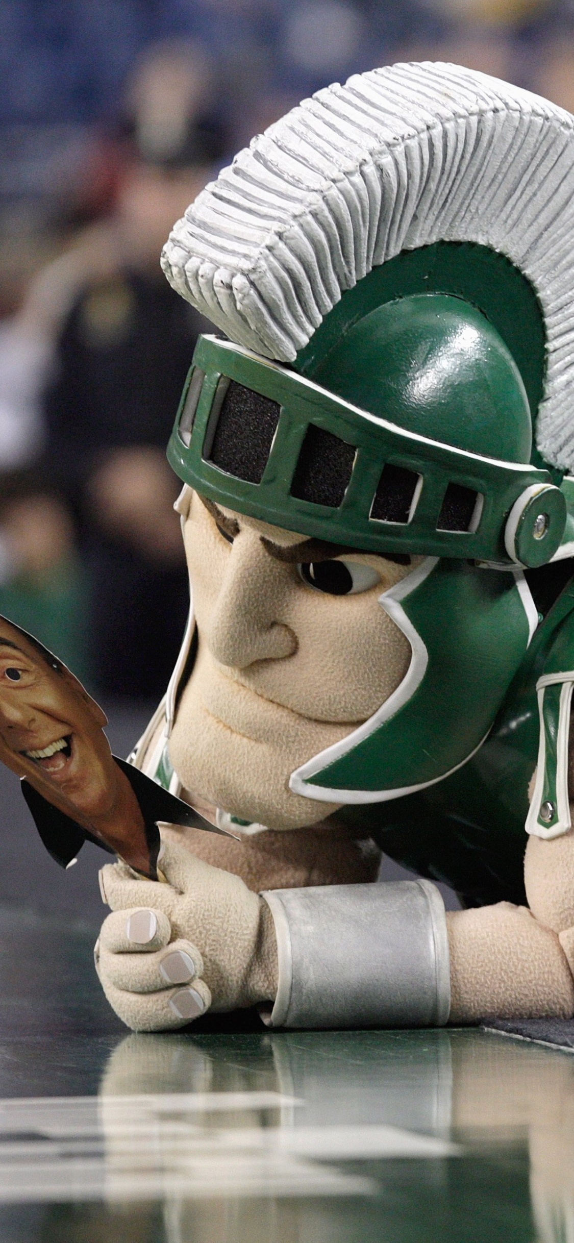 Jouet en Plastique Vert et Blanc. Wallpaper in 1125x2436 Resolution