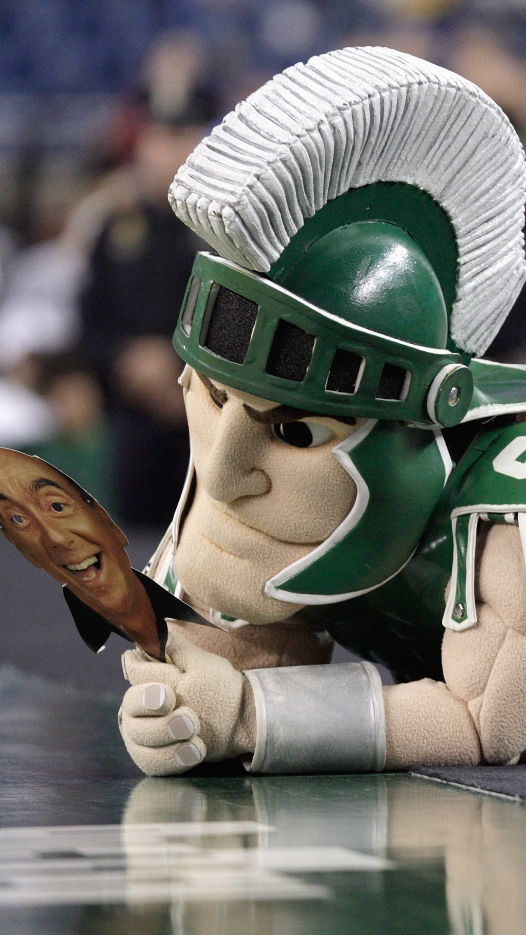 Grün-weißes Plastikspielzeug. Wallpaper in 1080x1920 Resolution