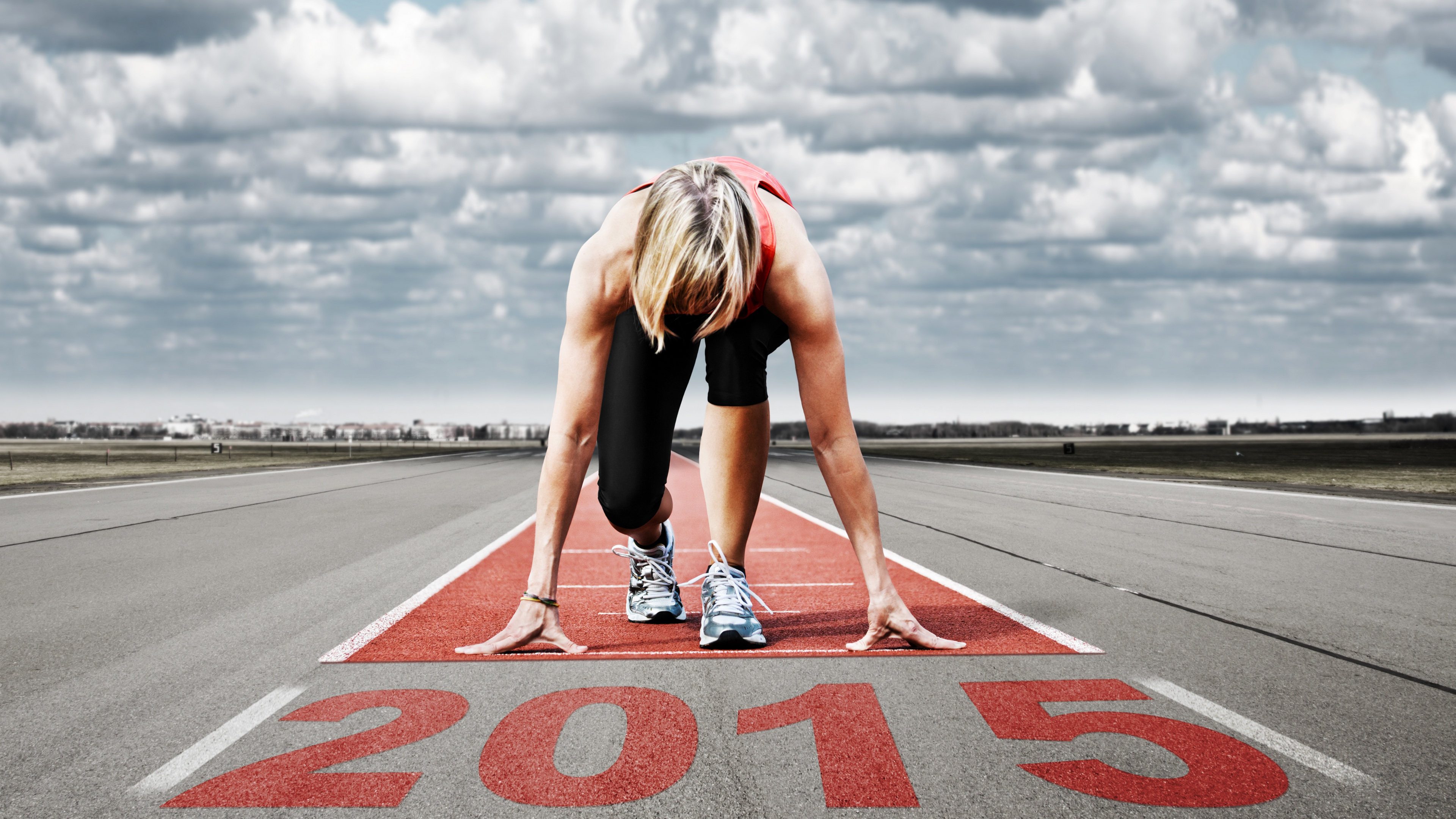 Mujer en Camiseta Negra y Pantalones Cortos Negros Haciendo Push up en la Carretera de Hormigón Gris Durante. Wallpaper in 3840x2160 Resolution