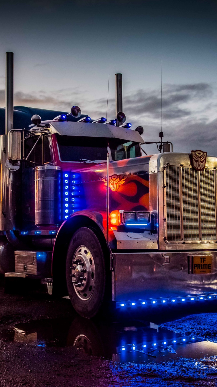 Camión de Carga Marrón y Gris Sobre Suelo Cubierto de Nieve Durante el Día. Wallpaper in 750x1334 Resolution