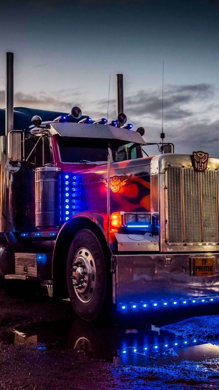 Brauner Und Grauer Lastwagen Auf Schneebedecktem Boden Tagsüber. Wallpaper in 720x1280 Resolution