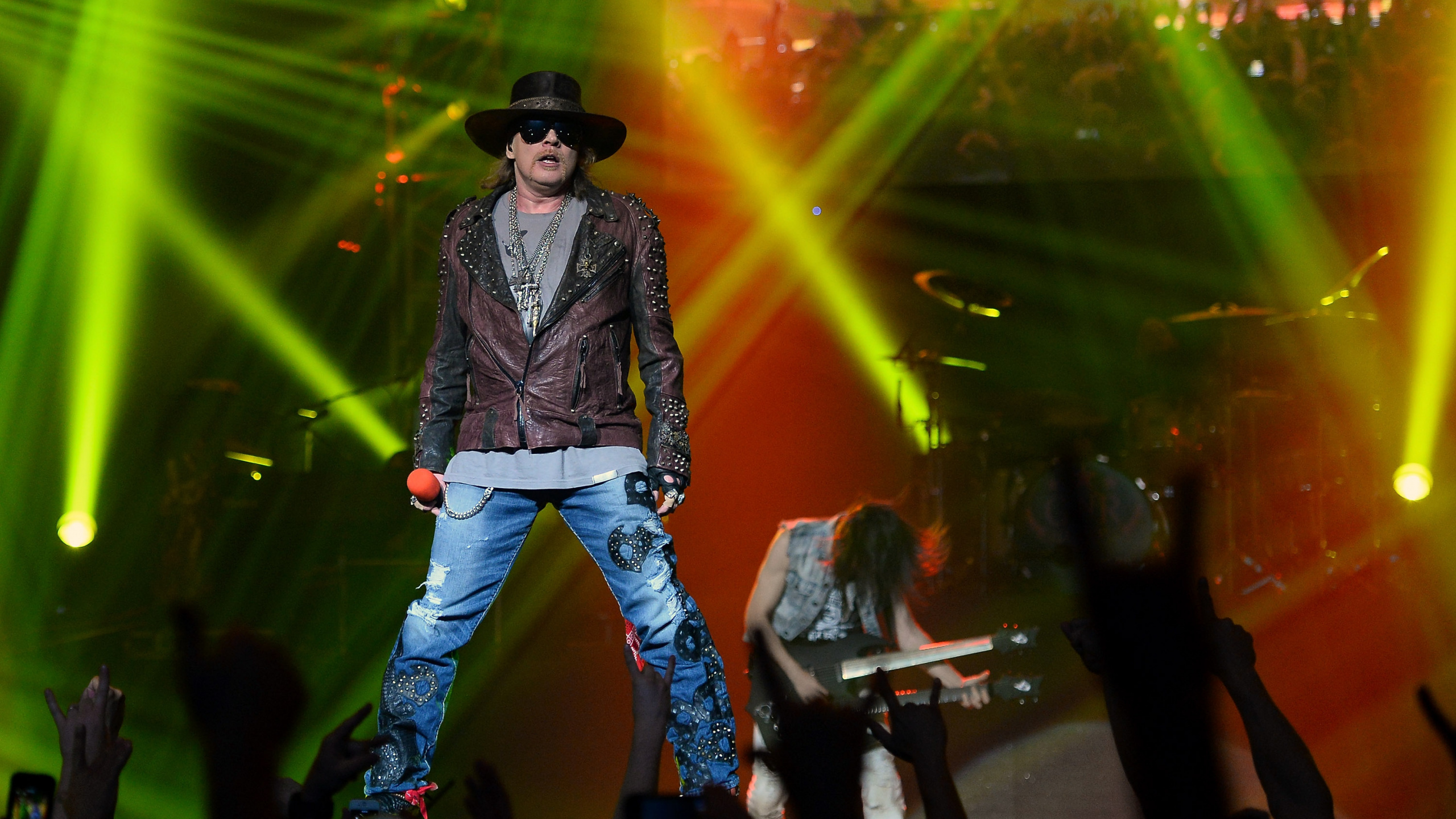 Guns N Roses, Axl Rose, Concert de Rock, Ensemble Musical, Performance. Wallpaper in 2560x1440 Resolution