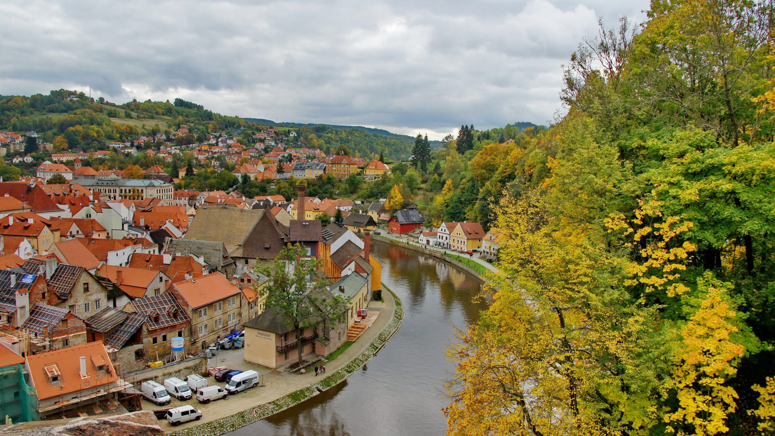 Vue Aérienne Des Maisons Près de la Rivière Pendant la Journée. Wallpaper in 2560x1440 Resolution