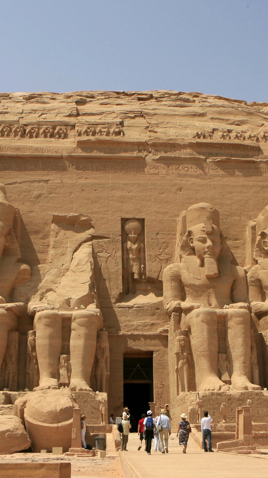 Personnes Marchant Sur le Sable Brun. Wallpaper in 1080x1920 Resolution