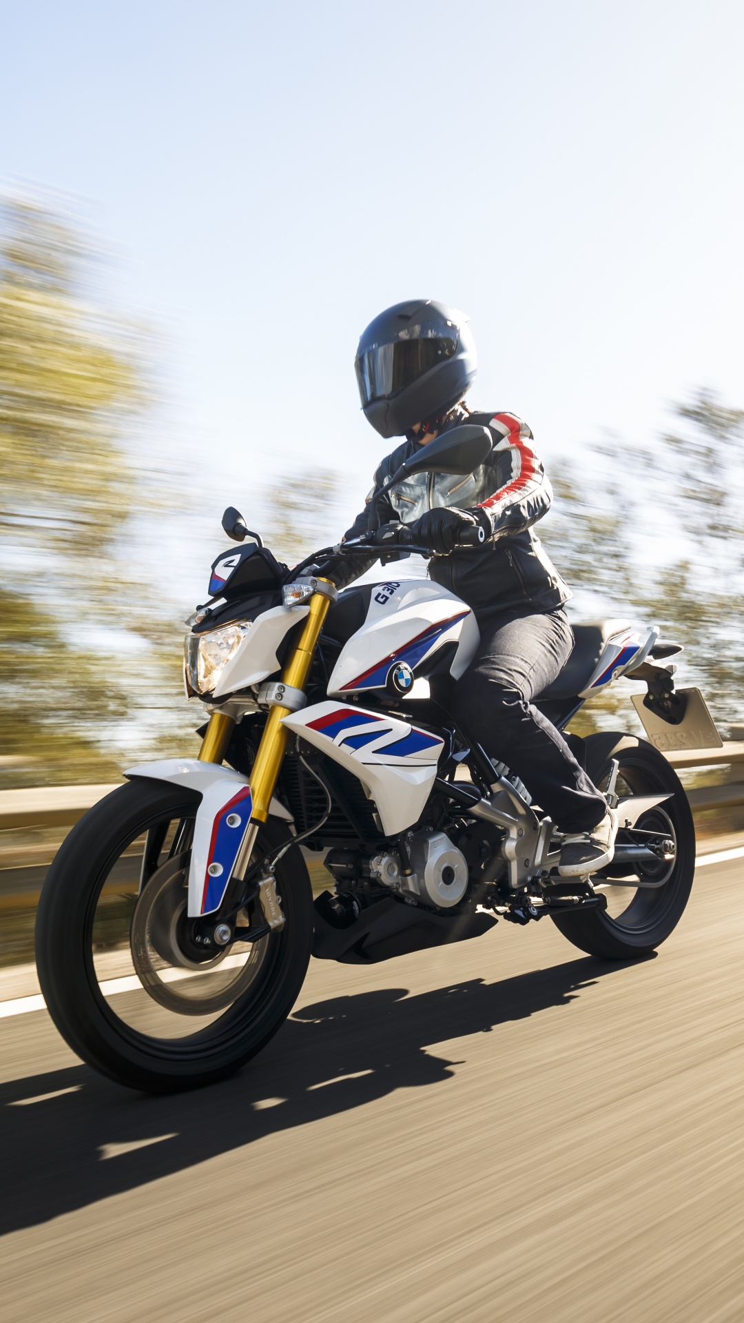 Hombre de Chaqueta Negra Montando Motocicleta en la Carretera Durante el Día. Wallpaper in 1080x1920 Resolution