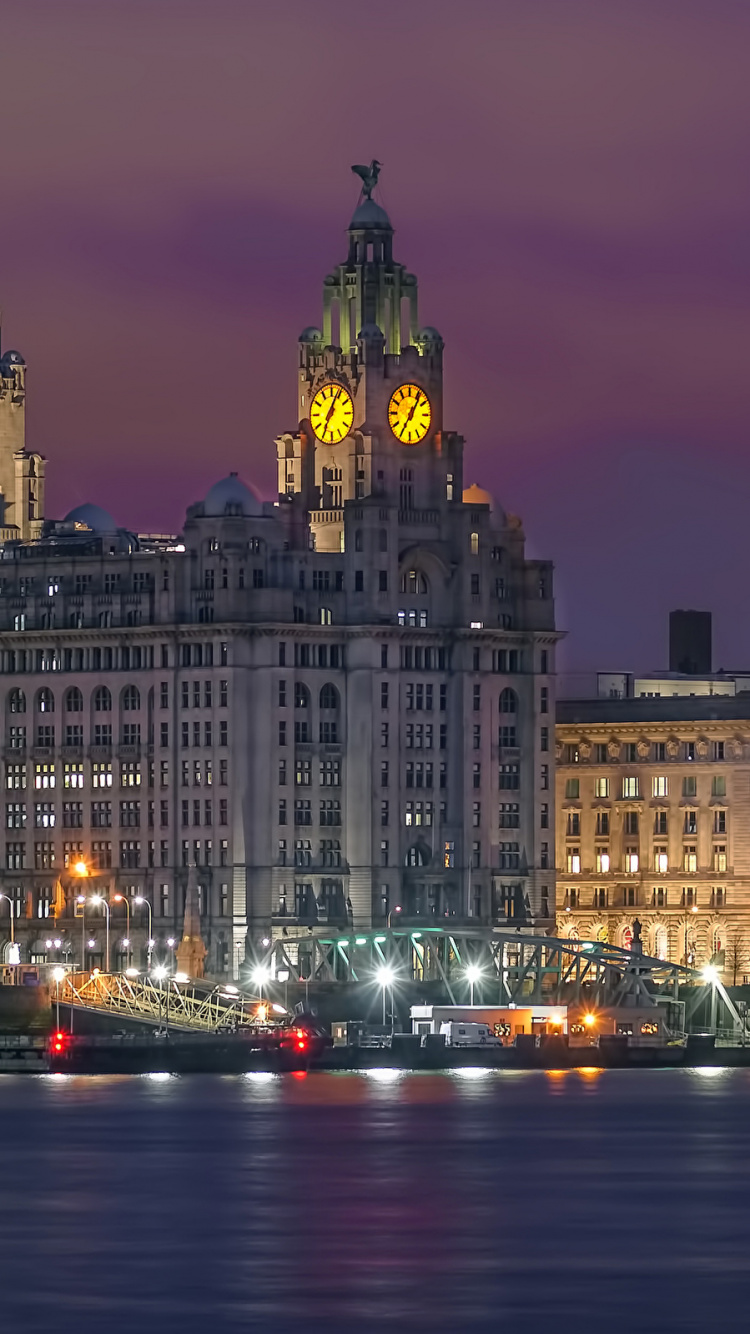 Edificio de Hormigón Marrón Durante la Noche. Wallpaper in 750x1334 Resolution