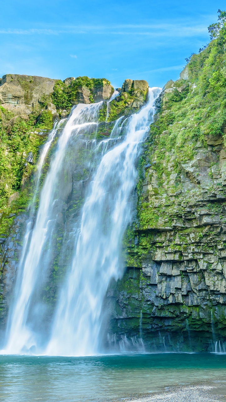 Wasser Fällt Tagsüber Auf Felsigen Berg Mountain. Wallpaper in 720x1280 Resolution