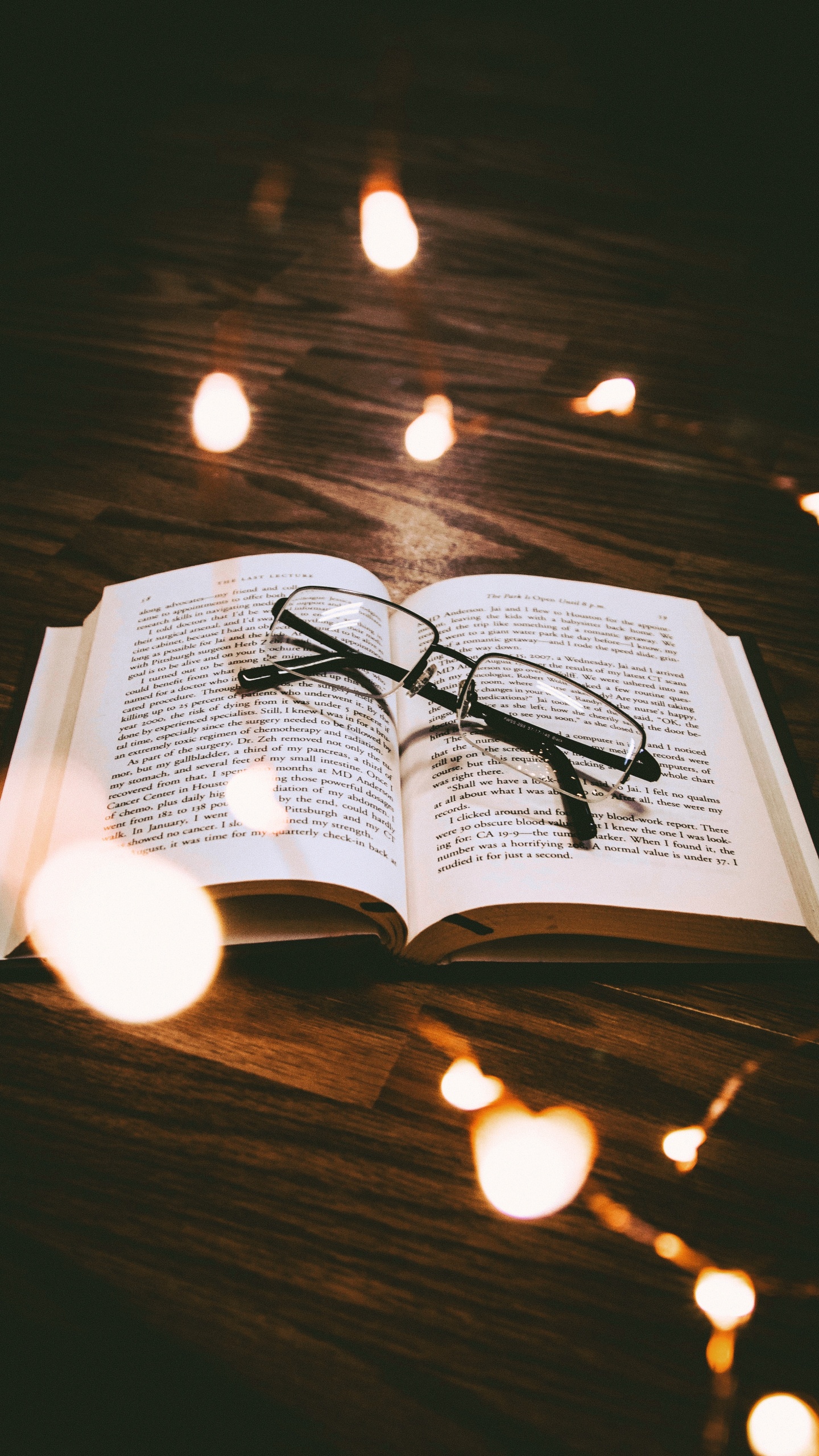 Lunettes à Monture Noire Sur la Page du Livre Blanc. Wallpaper in 1440x2560 Resolution