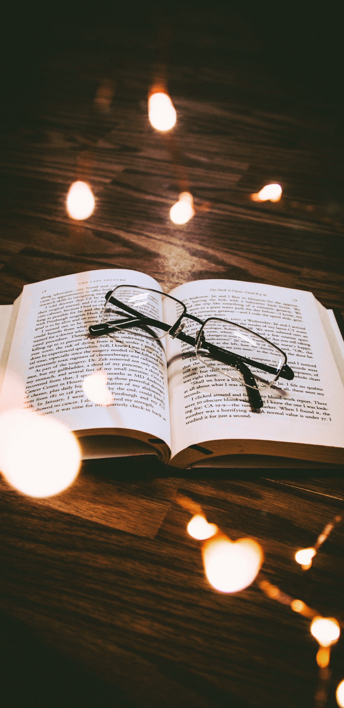 Anteojos Con Marco Negro en la Página Del Libro Blanco. Wallpaper in 1440x2960 Resolution