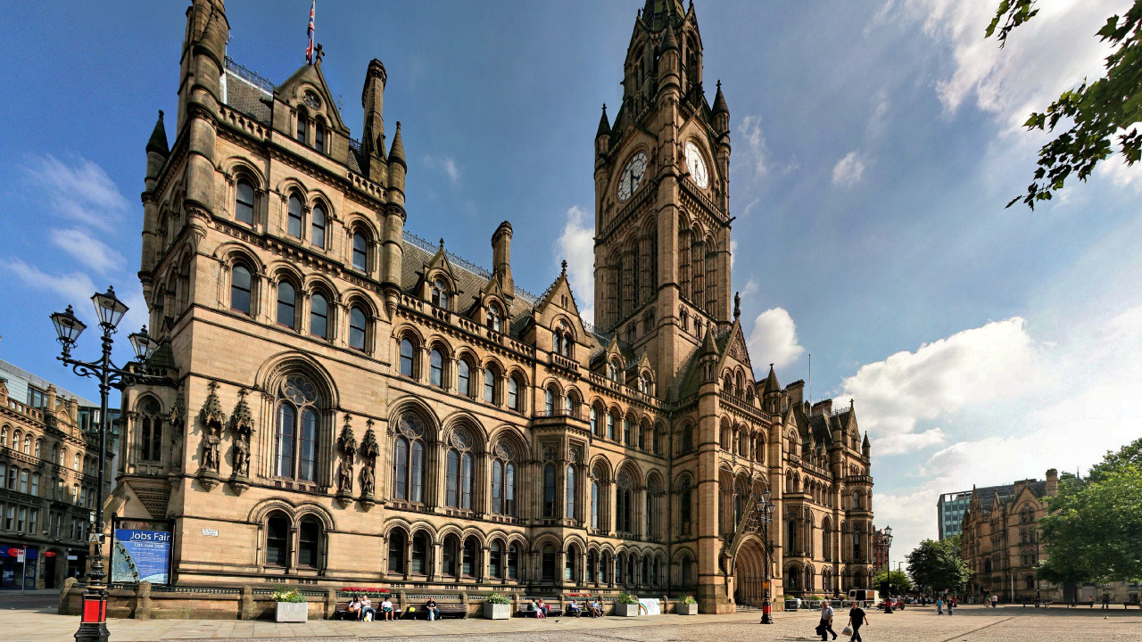 Bâtiment en Béton Brun Sous Ciel Bleu Pendant la Journée. Wallpaper in 1280x720 Resolution