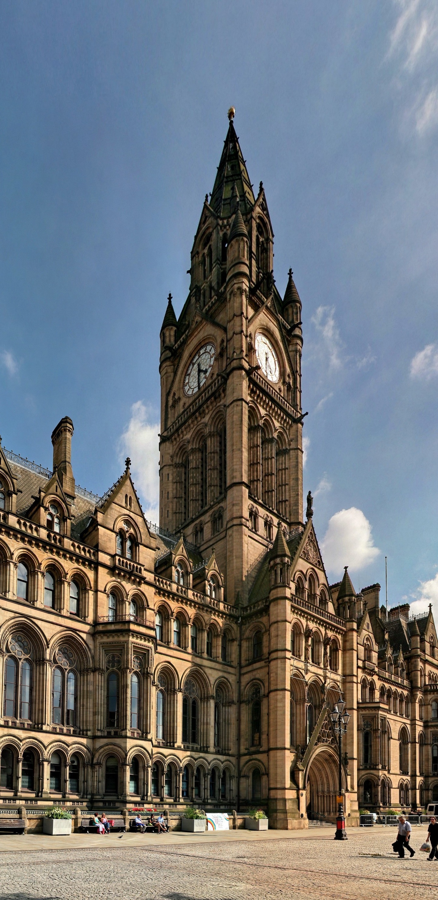 Edificio de Hormigón Marrón Bajo un Cielo Azul Durante el Día. Wallpaper in 1440x2960 Resolution