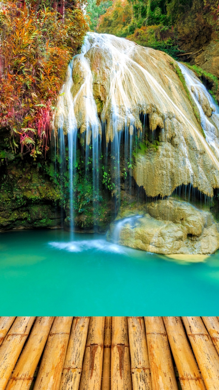 Braunes Holzdock Über Blauem Wasser. Wallpaper in 720x1280 Resolution