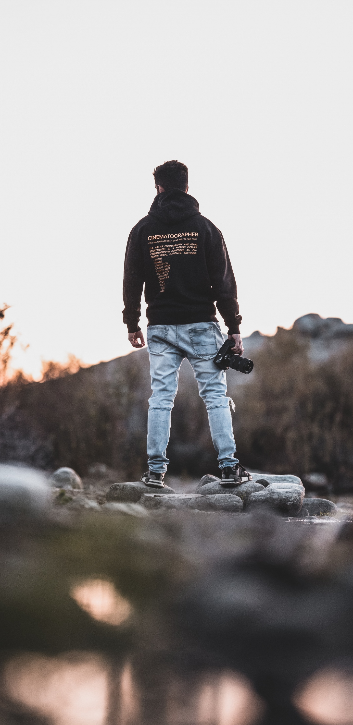 Homme en Veste Noire et Jean Bleu Marchant Sur Une Route Rocheuse Pendant la Journée. Wallpaper in 1440x2960 Resolution
